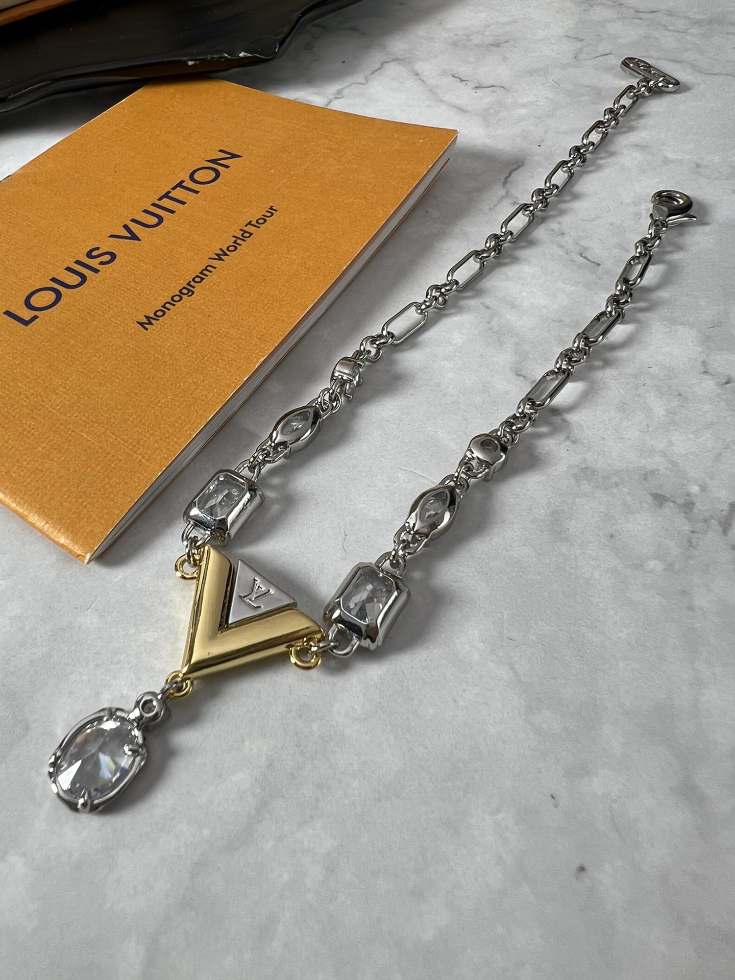 LVVForVuitton手链以瞩目仿水晶点亮金属VuittonV标识再为工致金属链条镶嵌璀璨仿水晶借考