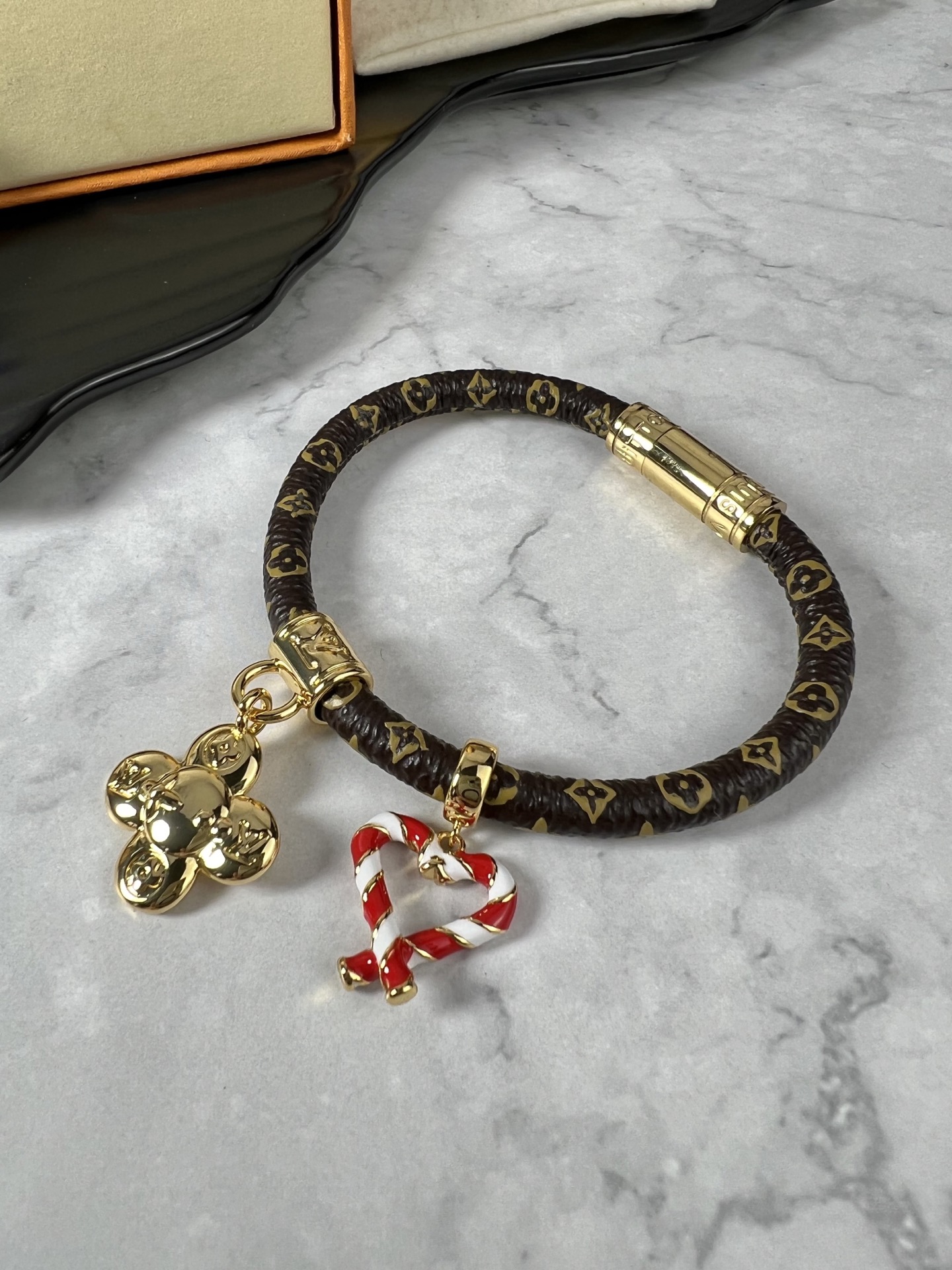 LV Vivienne Xmas Bracelet: Festive Charisma with Modden Style on Monogram Ropes - 图片 4
