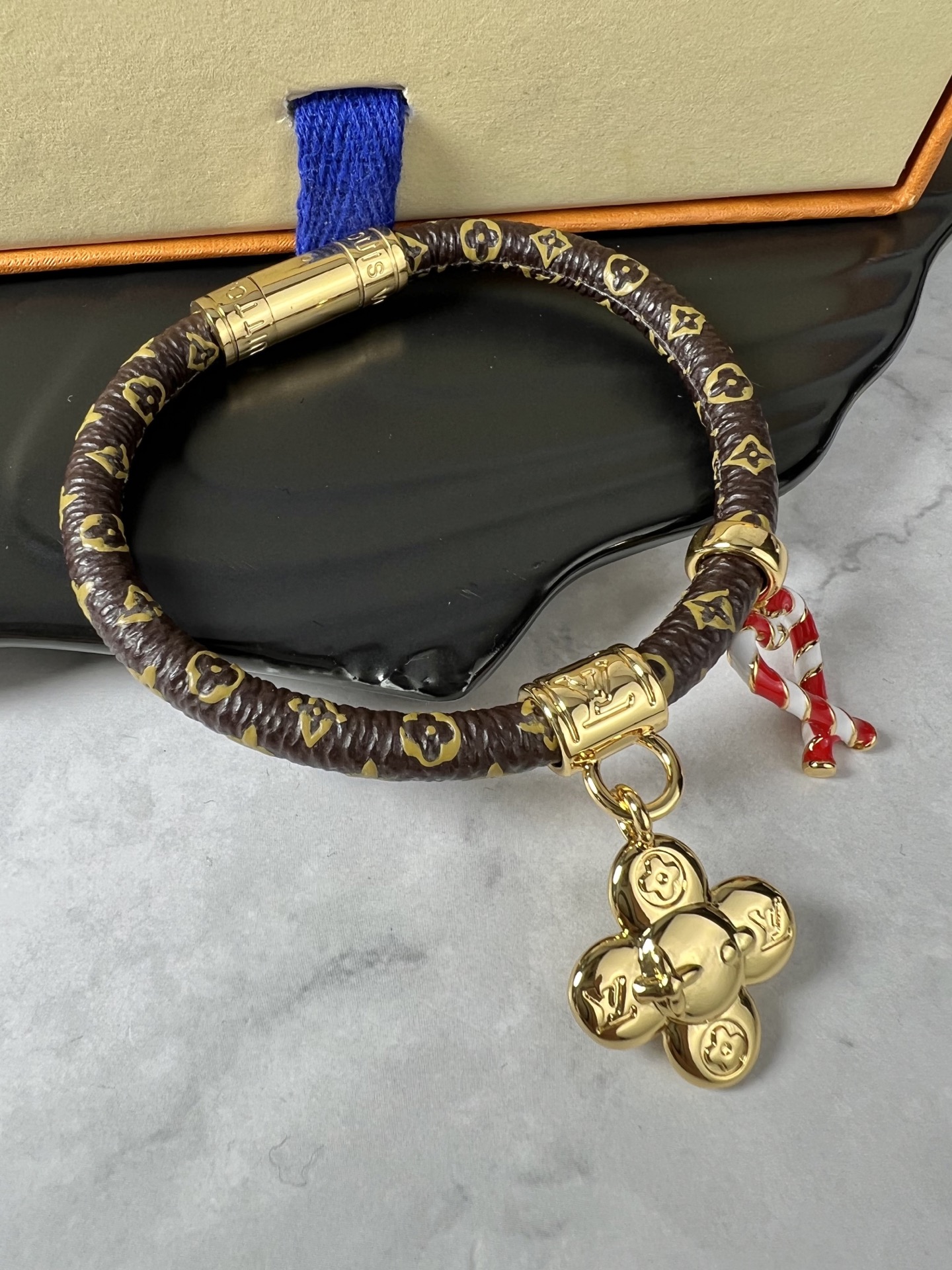 LV Vivienne Xmas Bracelet: Festive Charisma with Modden Style on Monogram Ropes - 图片 2