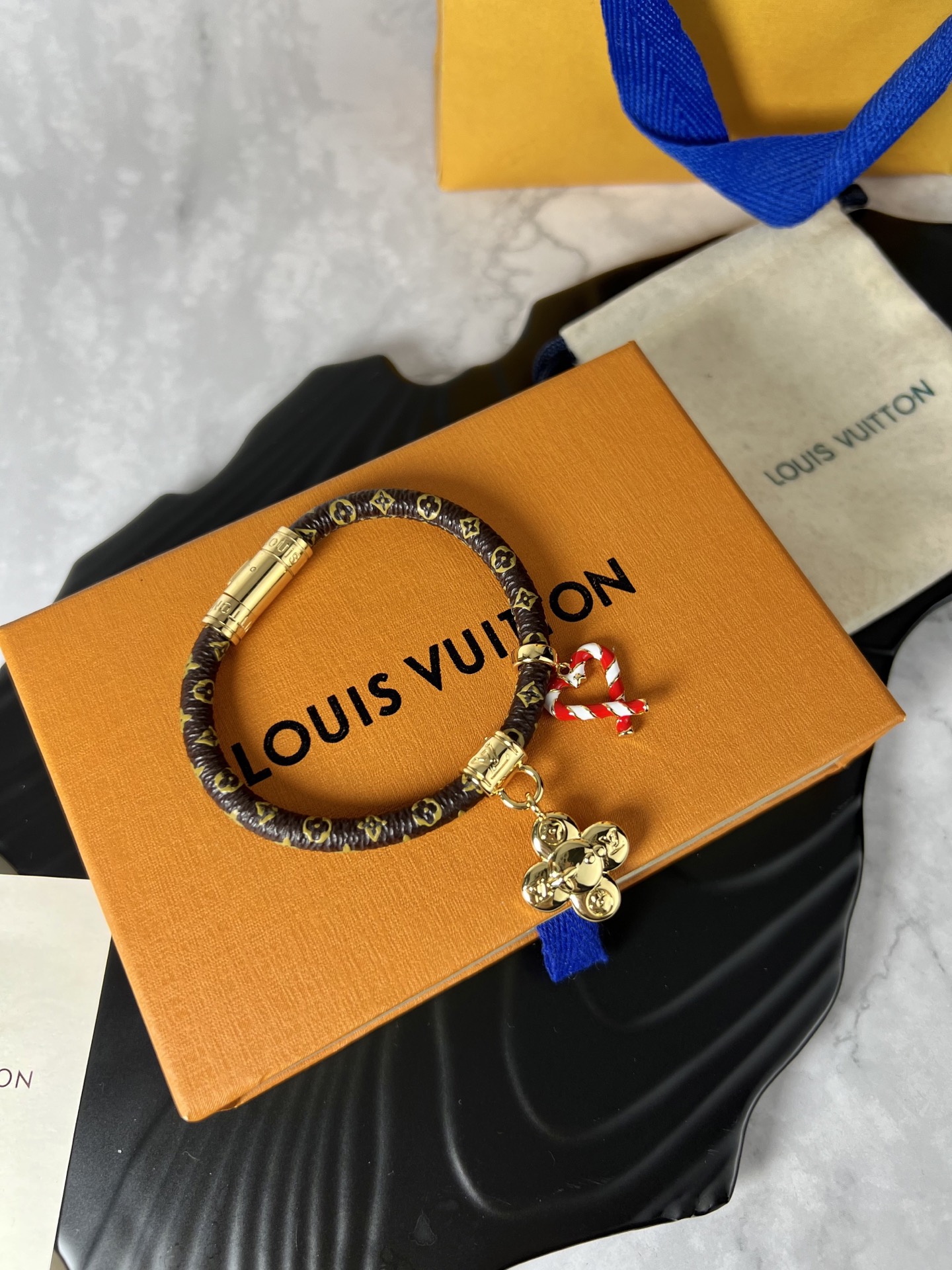 LV Vivienne Xmas Bracelet: Festive Charisma with Modden Style on Monogram Ropes - 图片 3