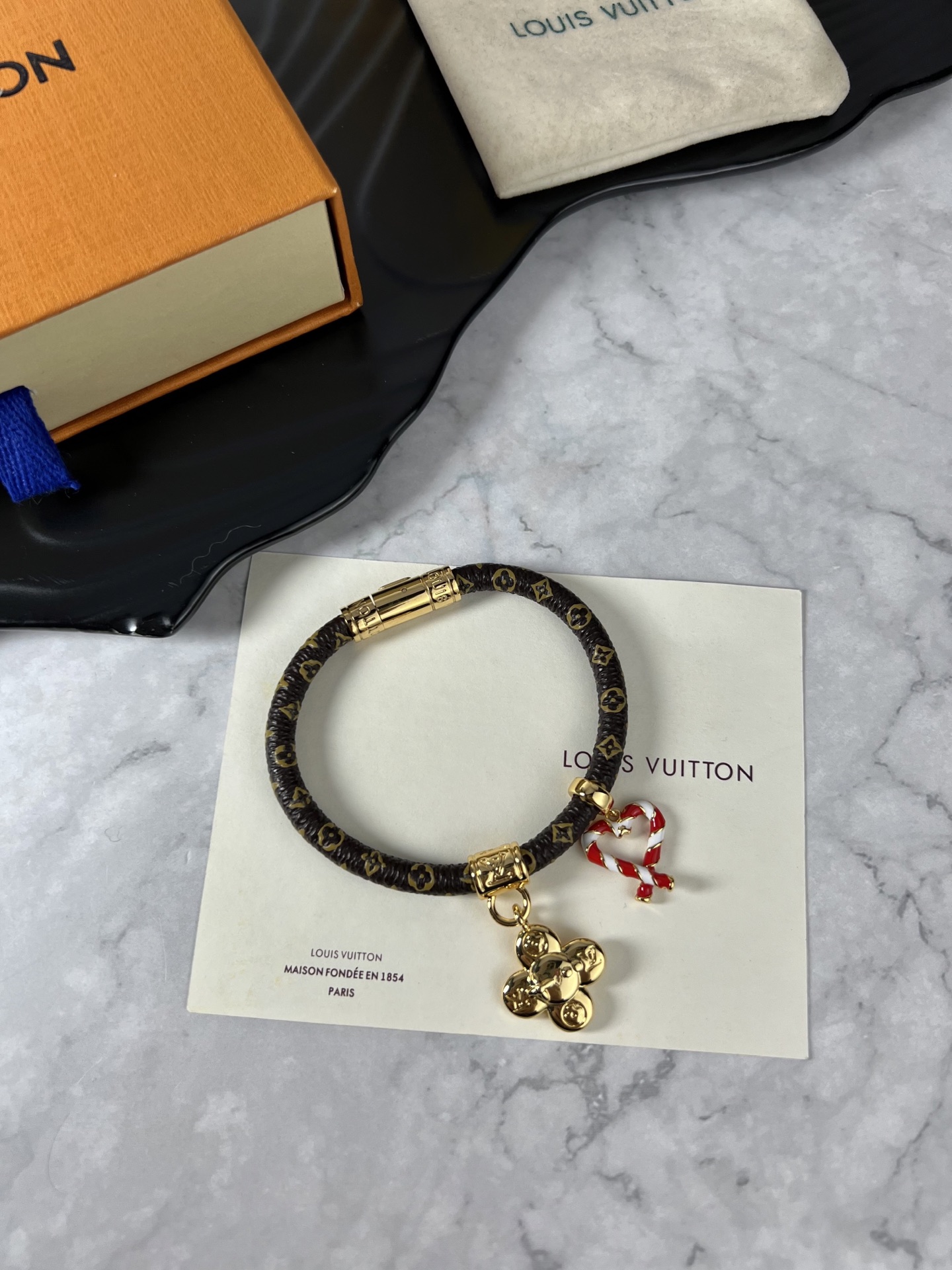 LV Vivienne Xmas Bracelet: Festive Charisma with Modden Style on Monogram Ropes - 图片 5