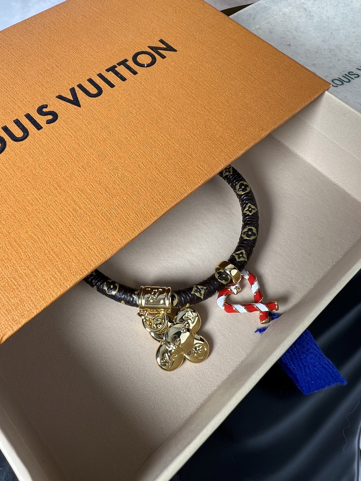LV Vivienne Xmas Bracelet: Festive Charisma with Modden Style on Monogram Ropes - 图片 6