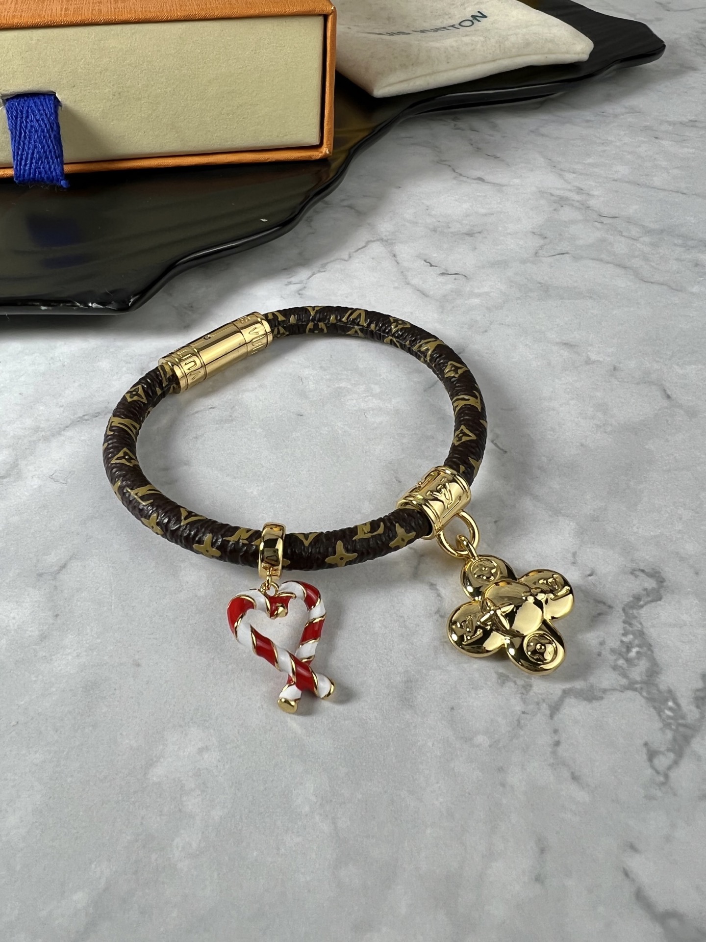 LV Vivienne Xmas Bracelet: Festive Charisma with Modden Style on Monogram Ropes - 图片 1