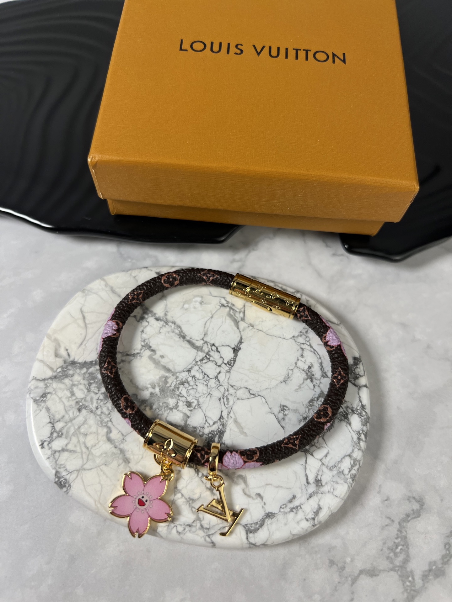 。LV 手链