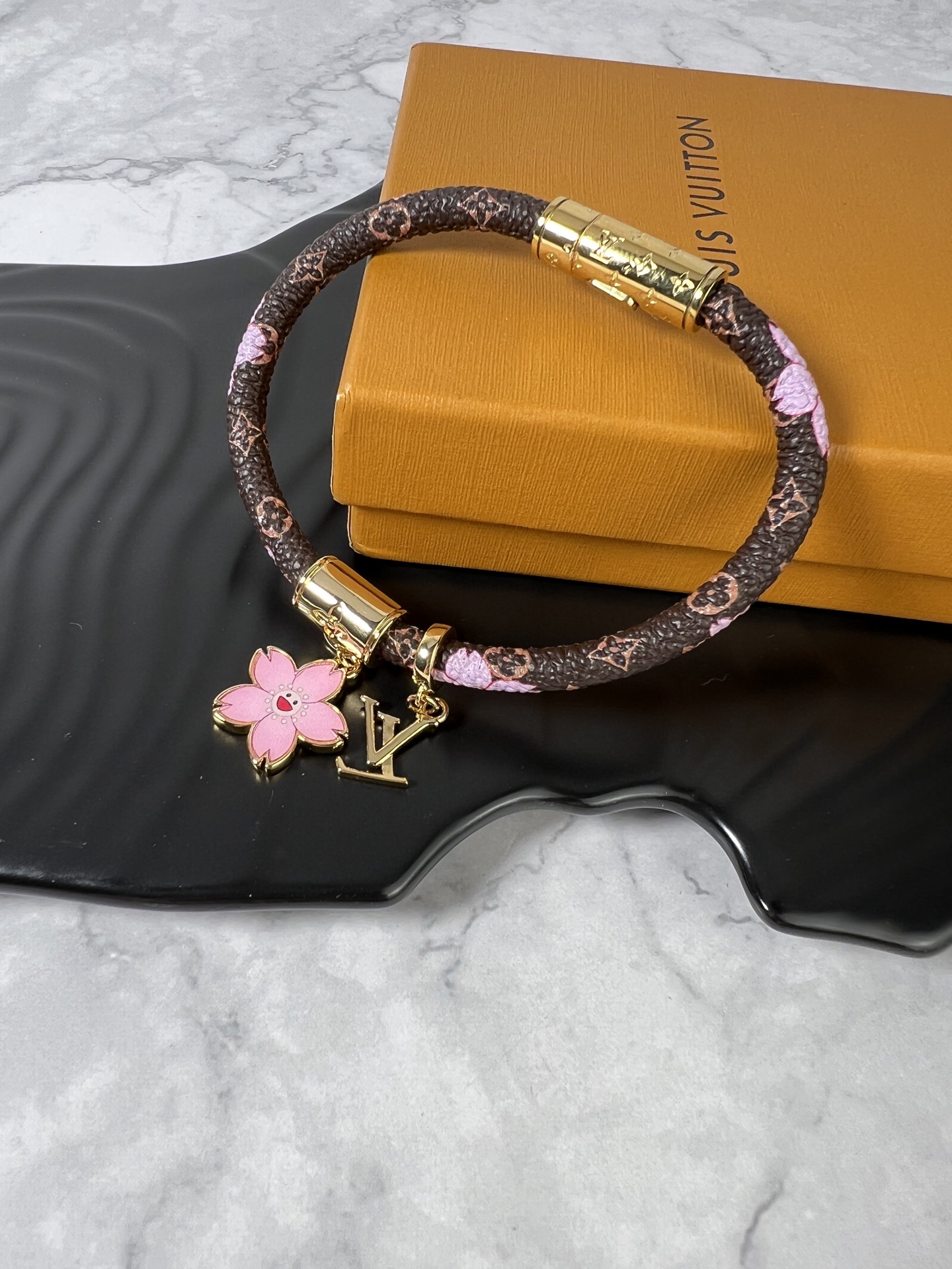 。LV 手链