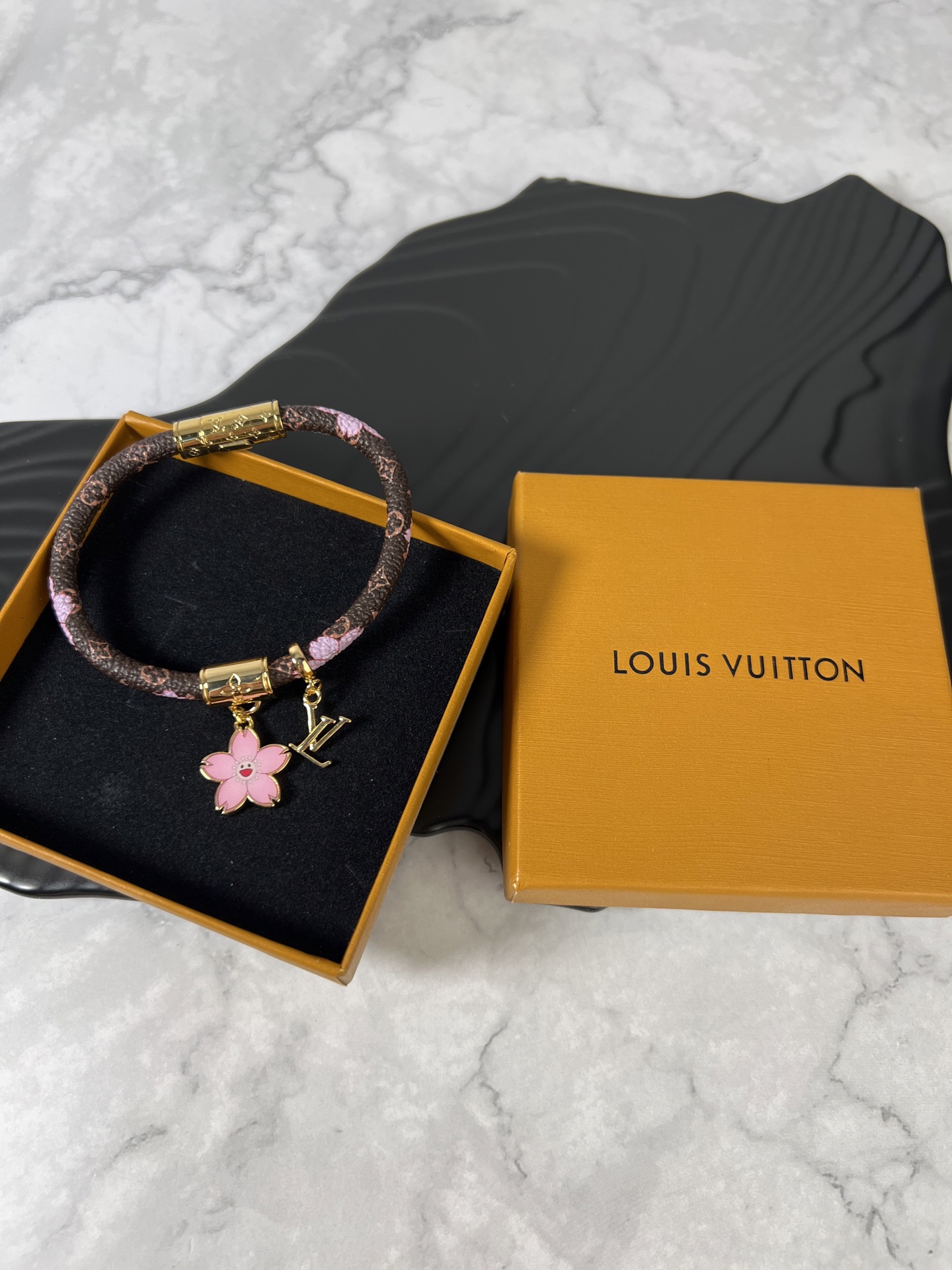 。LV 手链