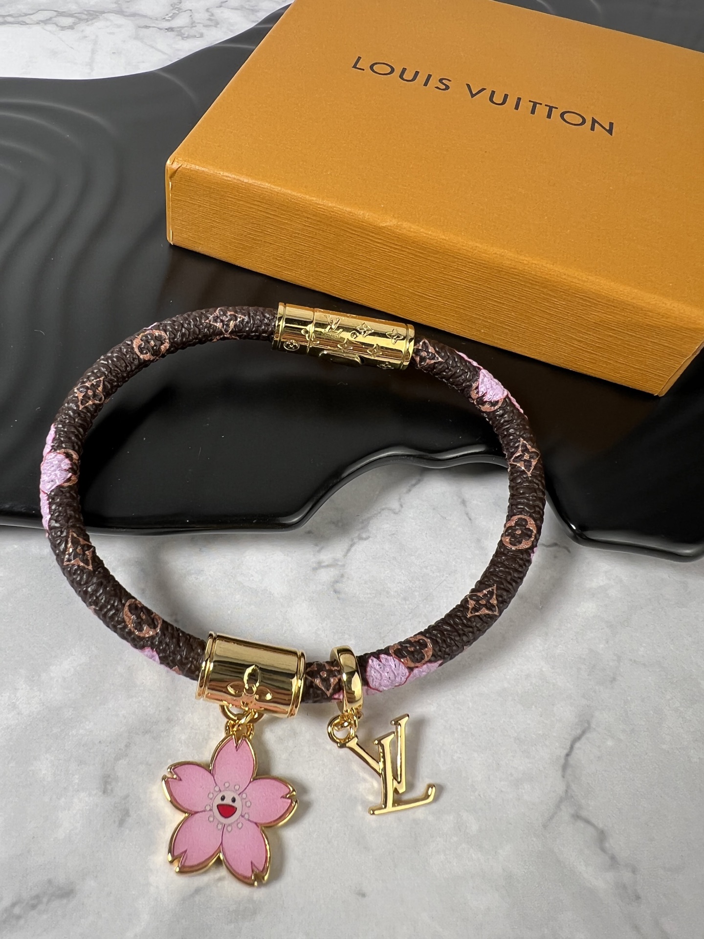 。LV 手链