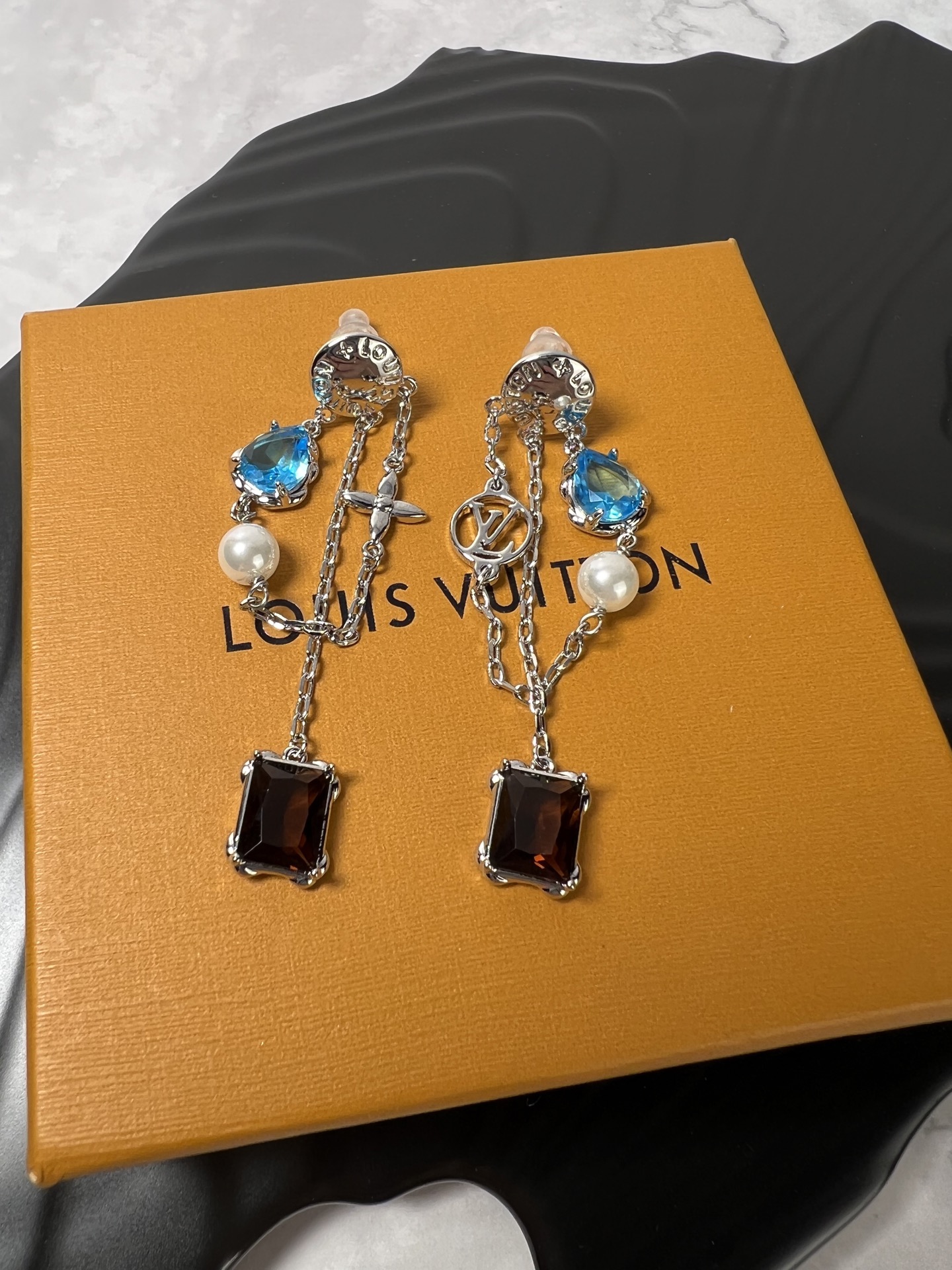  LV 耳钉