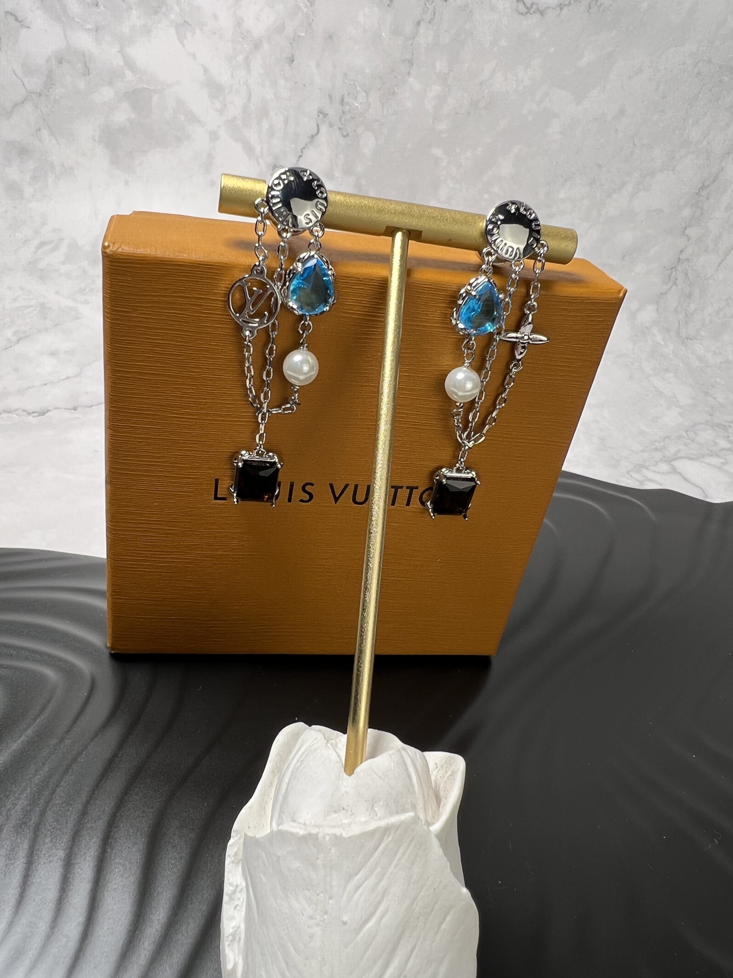  LV 耳钉