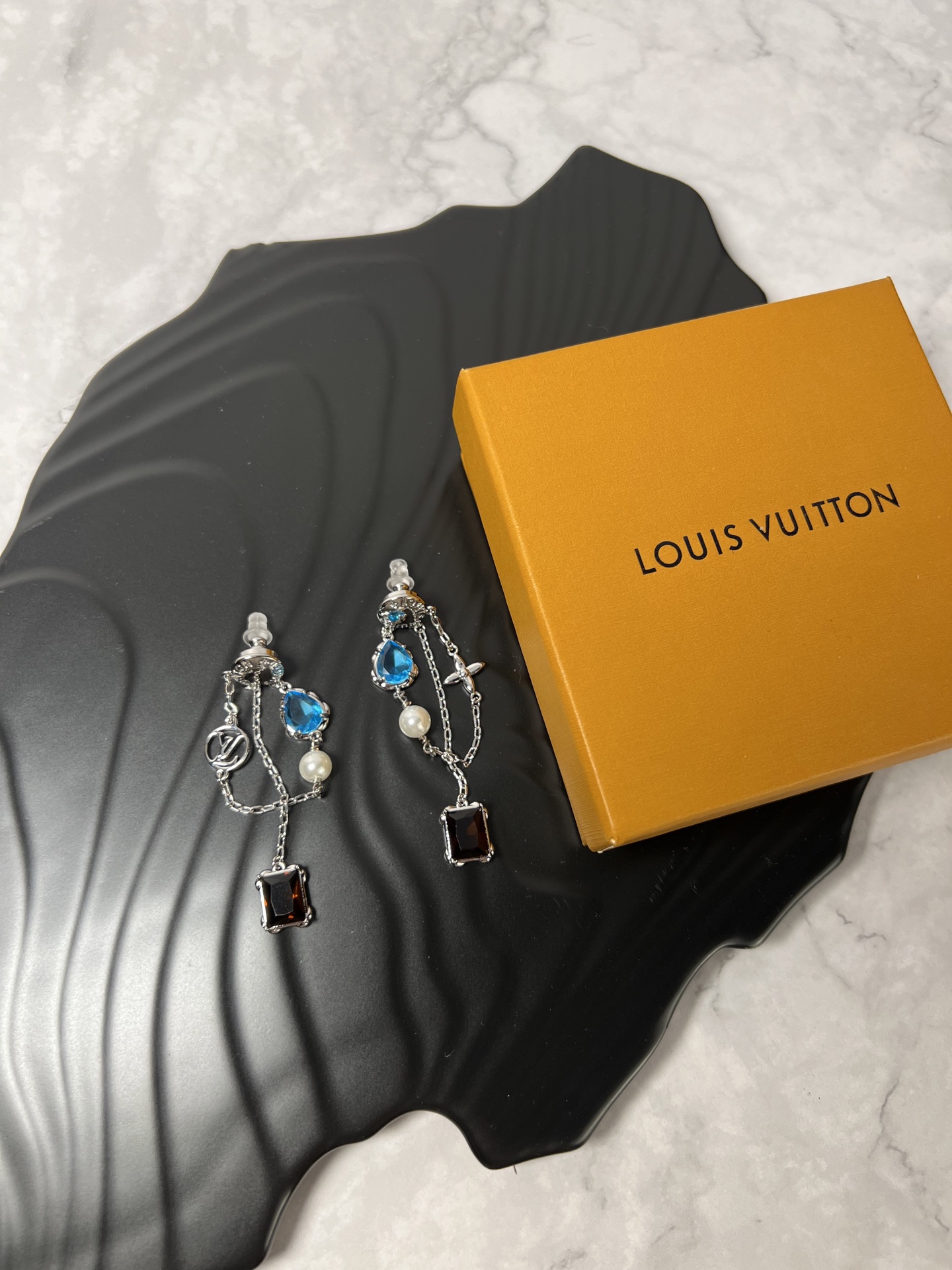  LV 耳钉