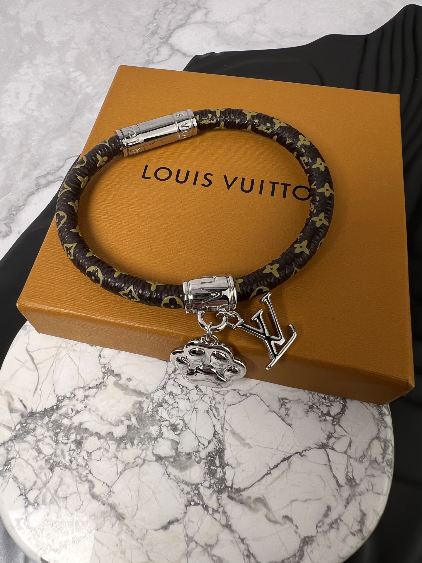 LV 皮手链