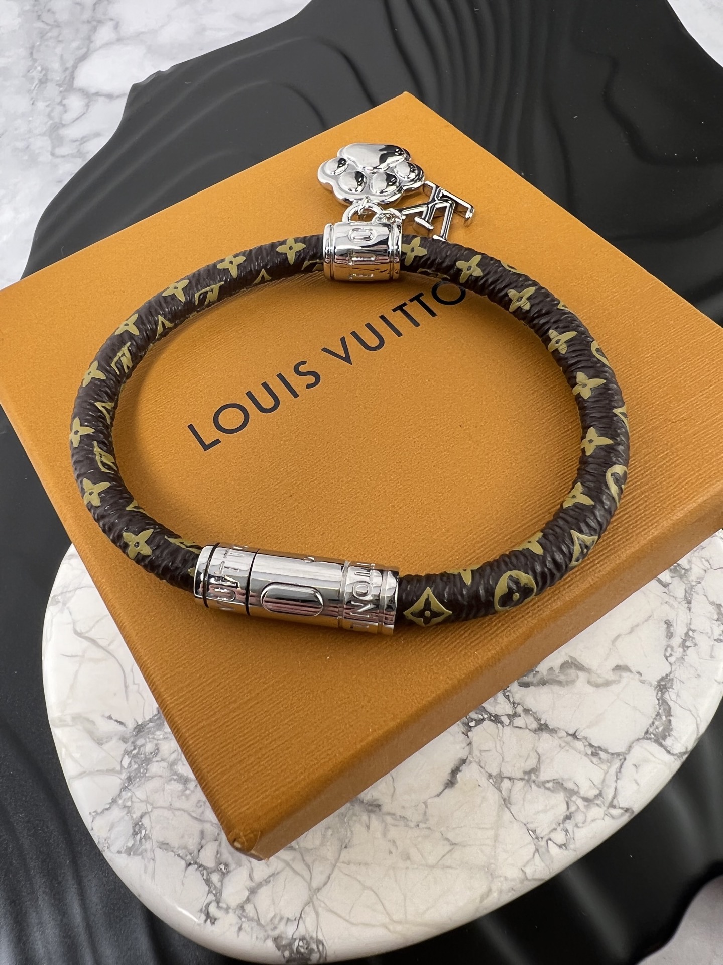  LV 皮手链