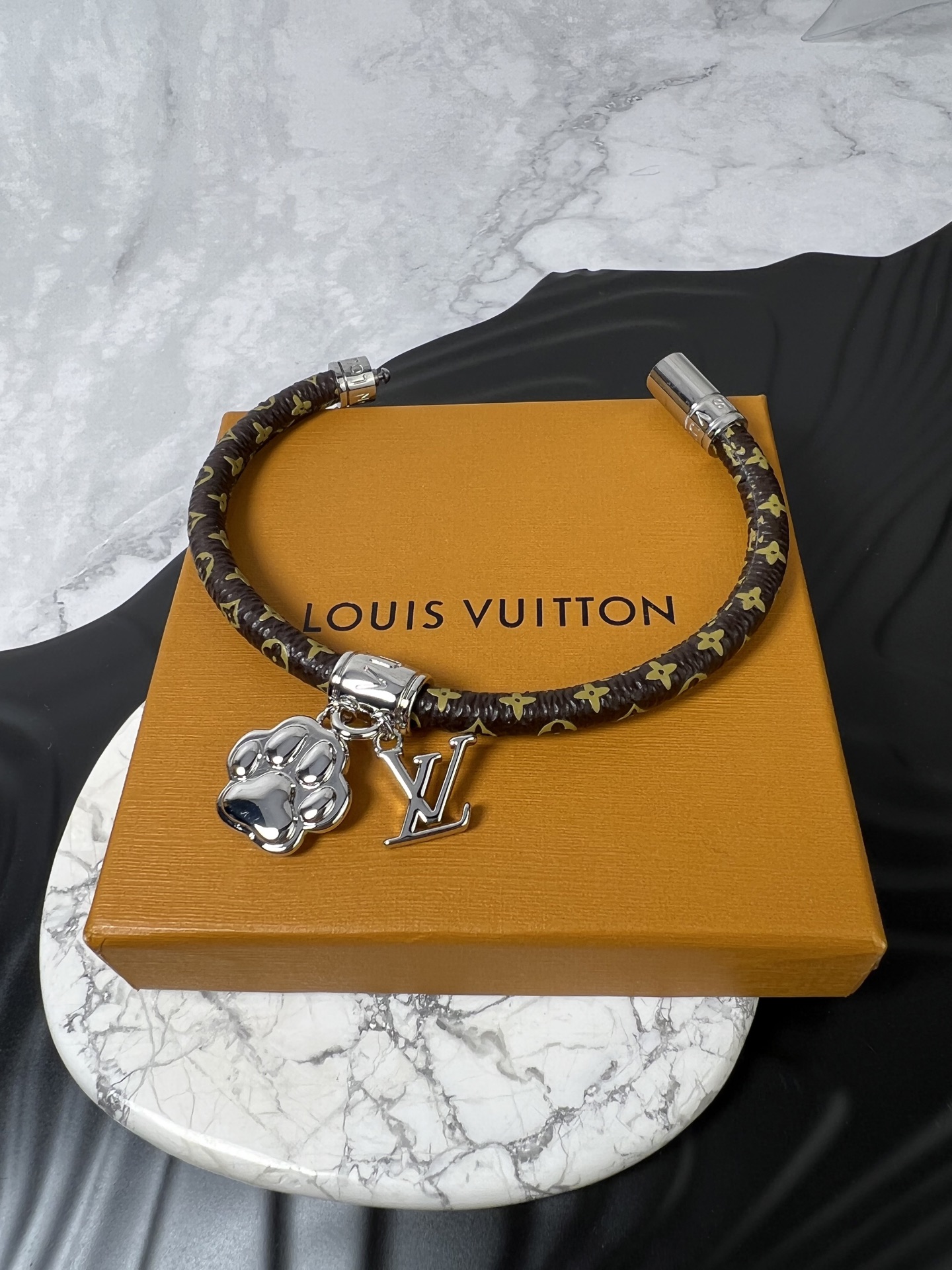  LV 皮手链