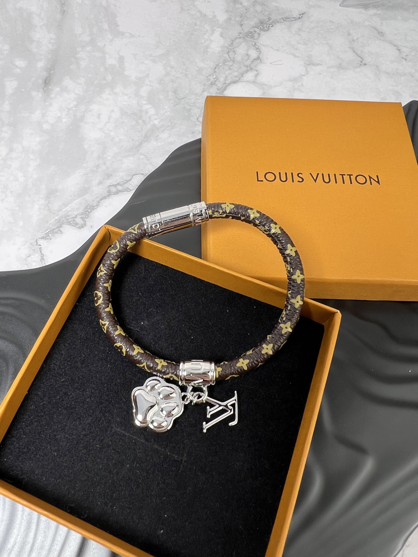  LV 皮手链