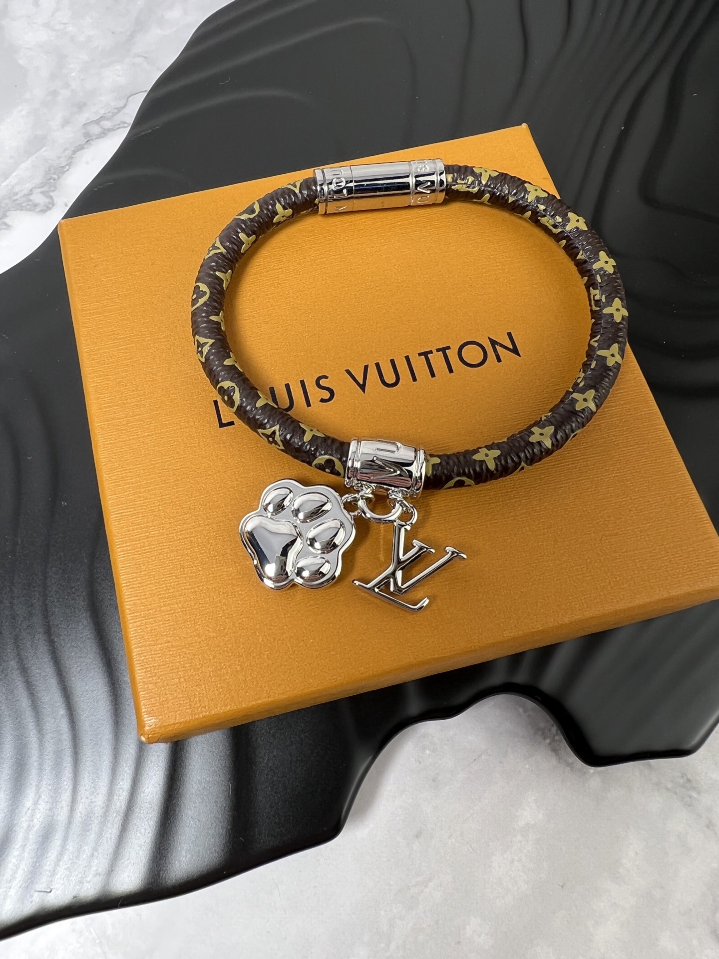  LV 皮手链