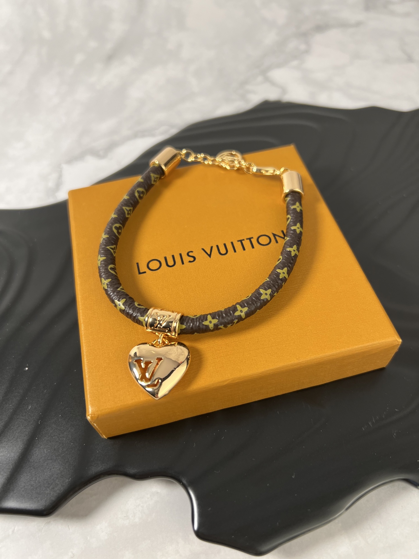  LV 皮手链