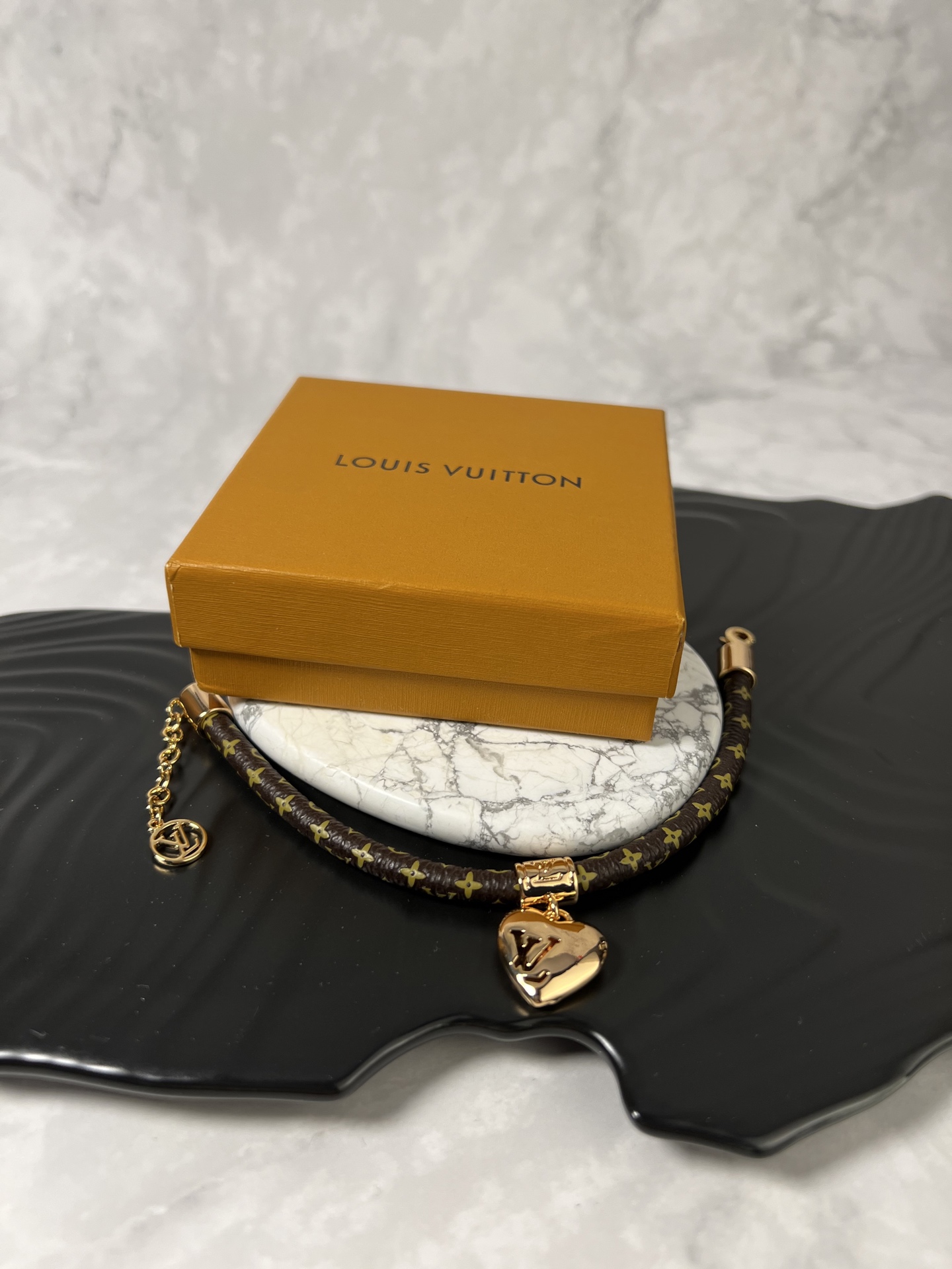  LV 皮手链