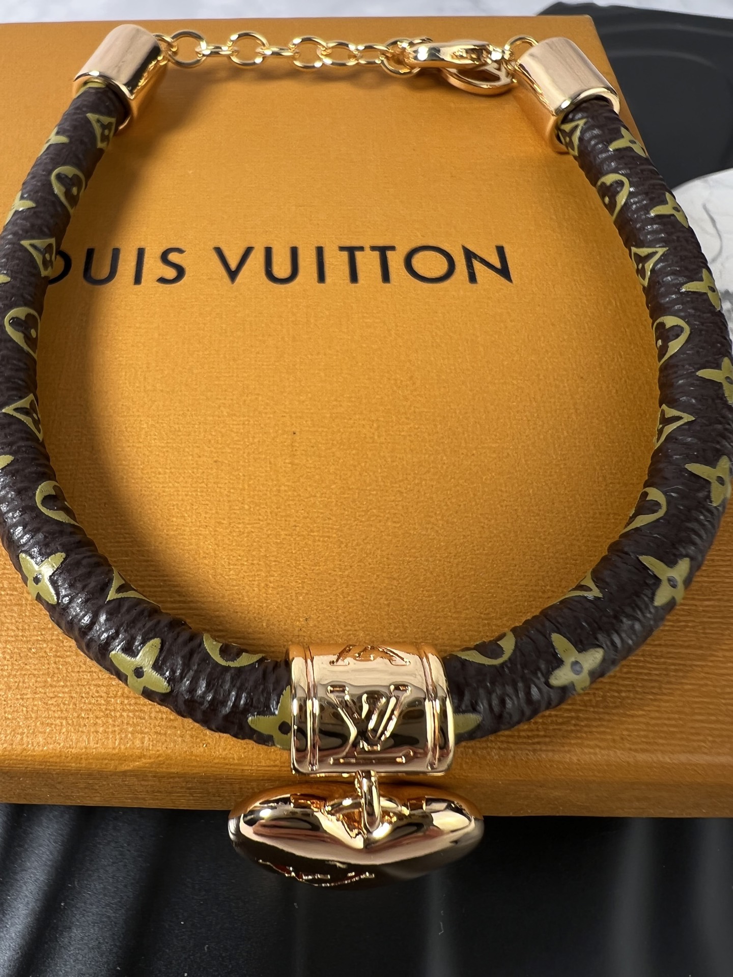  LV 皮手链