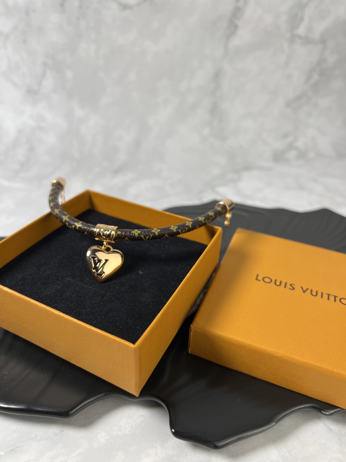  LV 皮手链