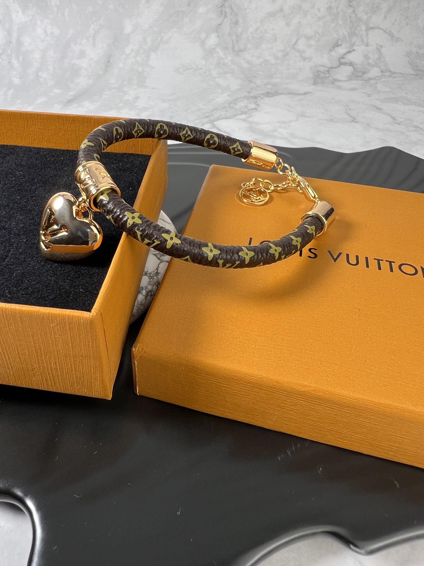  LV 皮手链