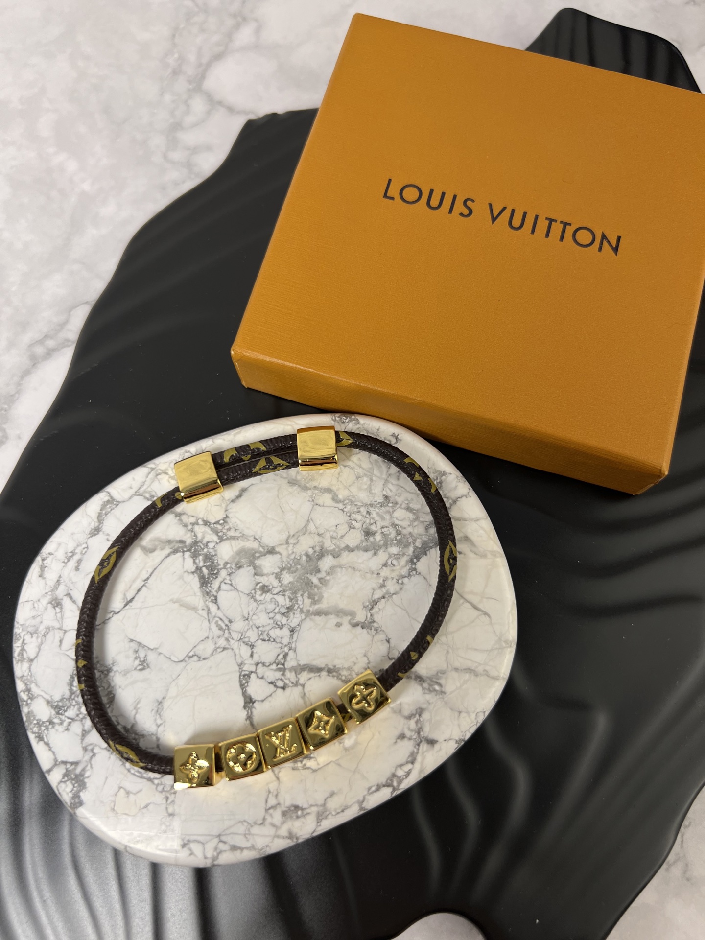  LV 皮手链