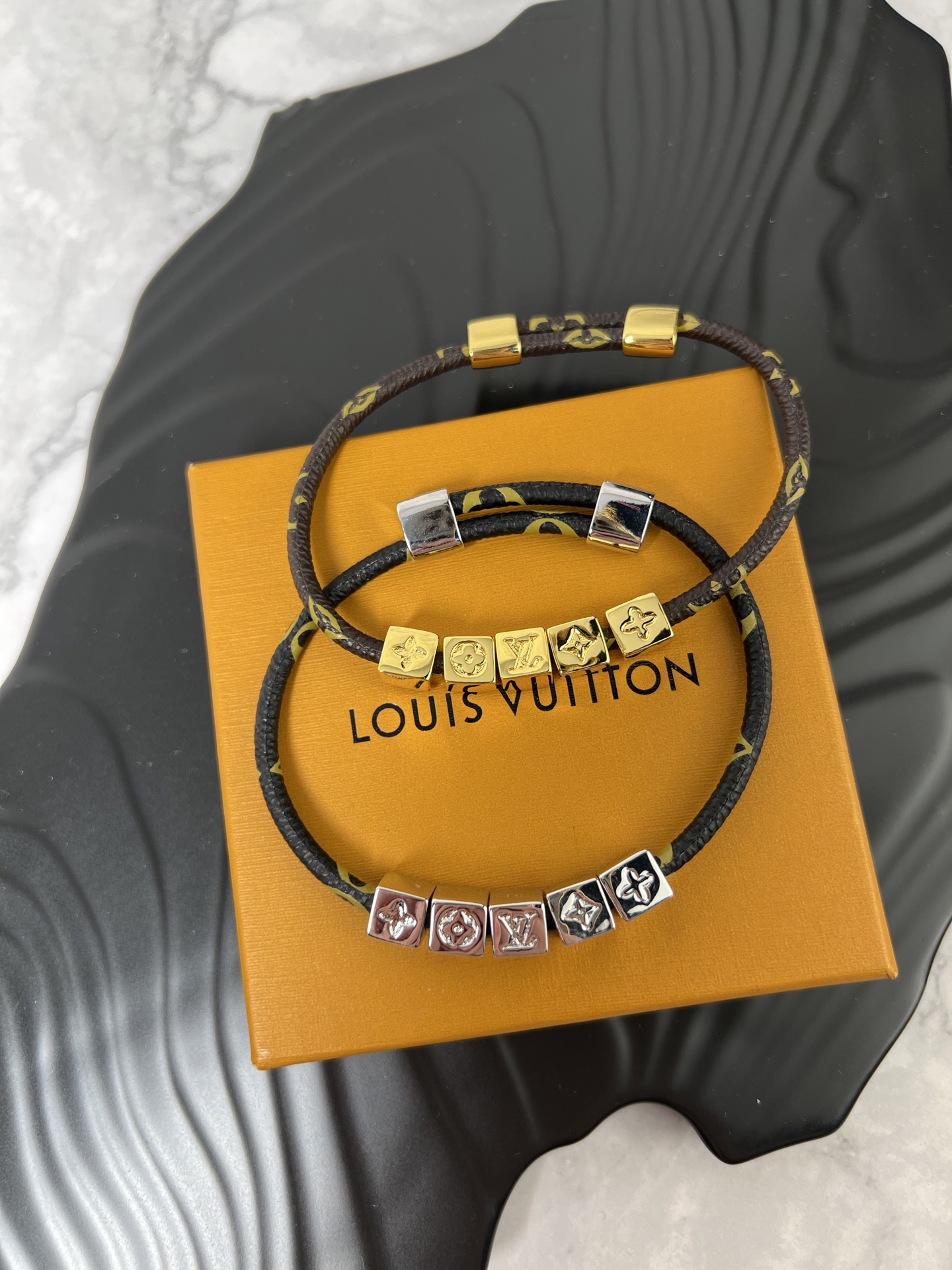  LV 皮手链