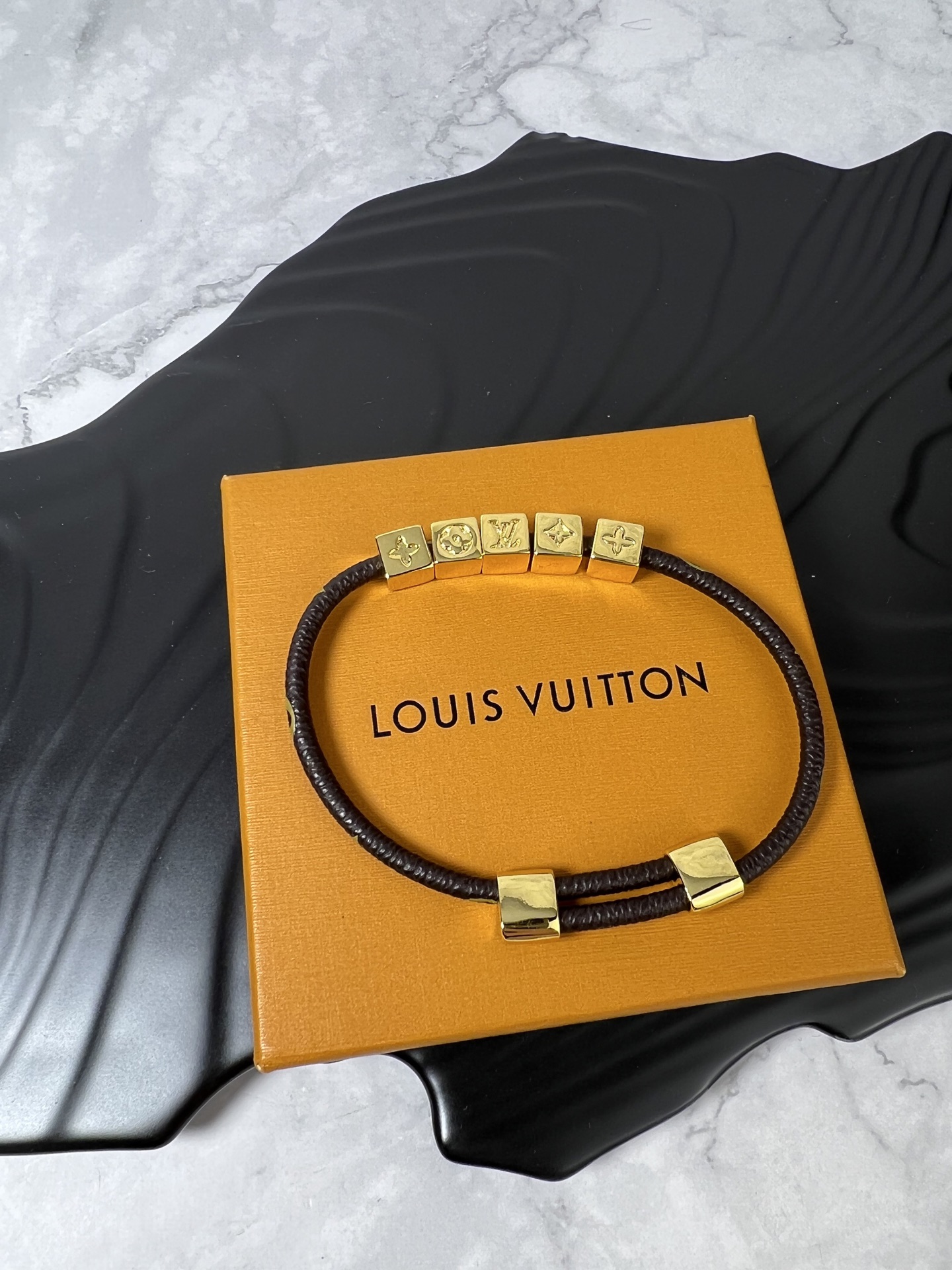  LV 皮手链