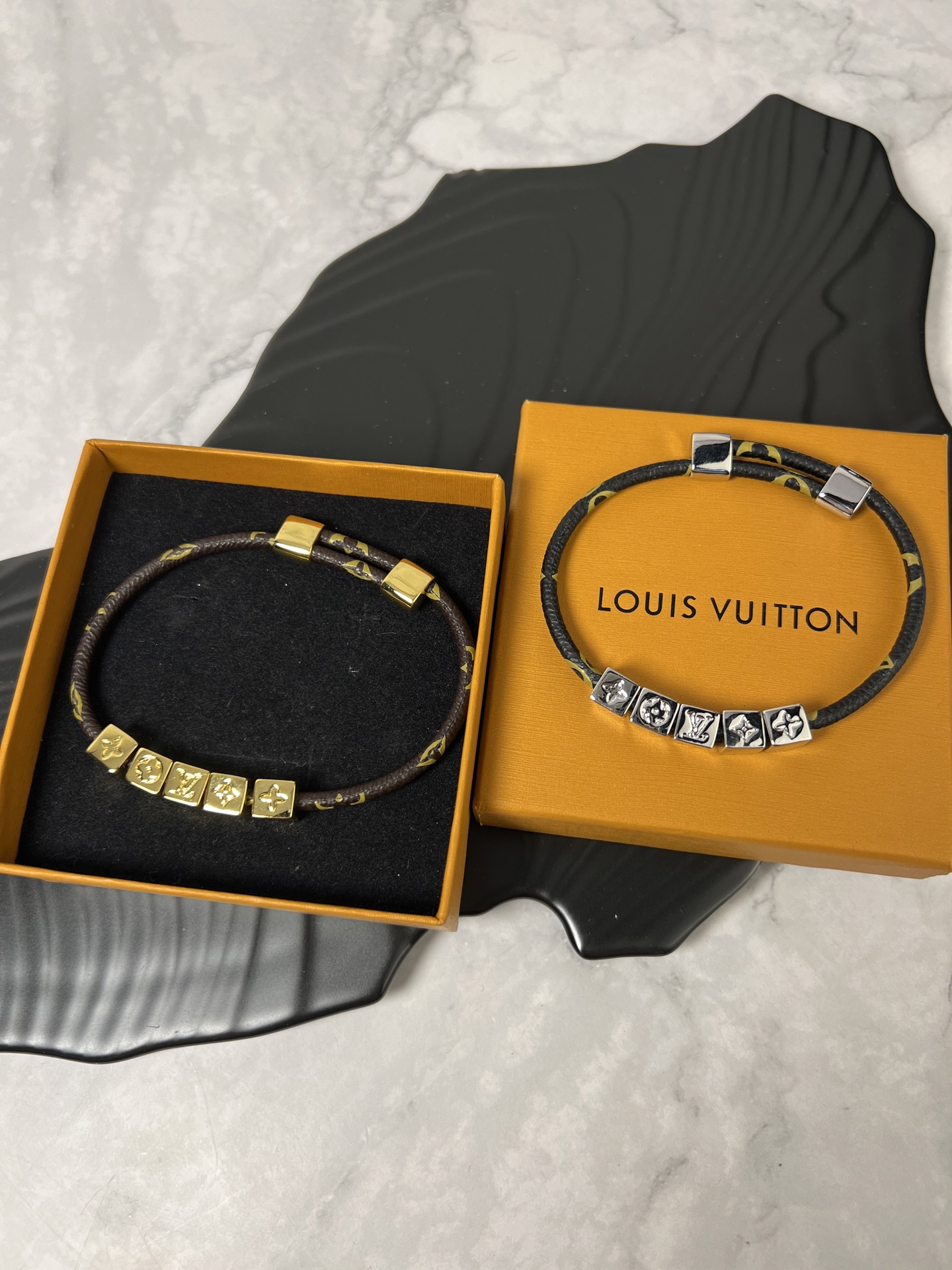  LV 皮手链