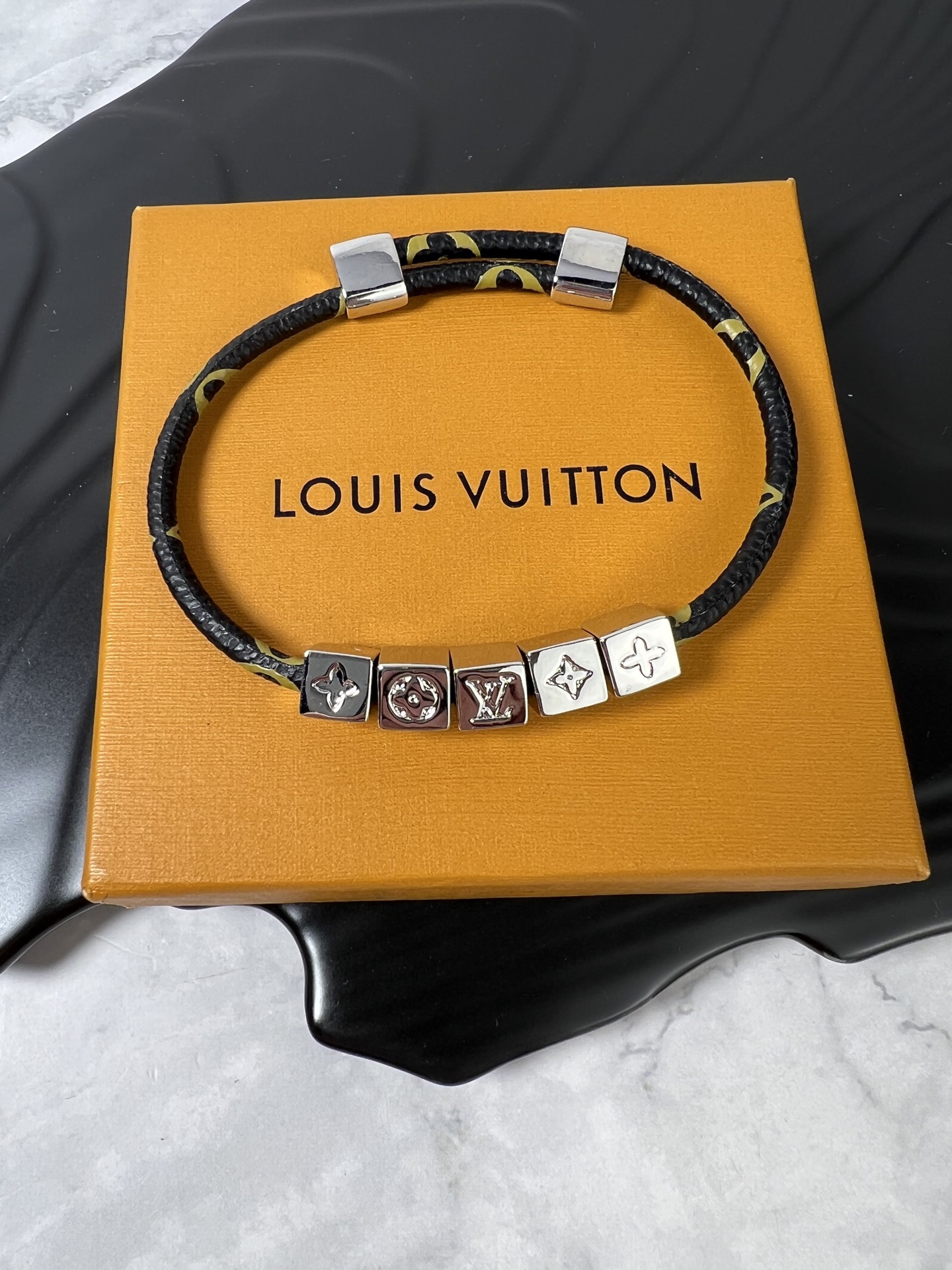  LV 皮手链