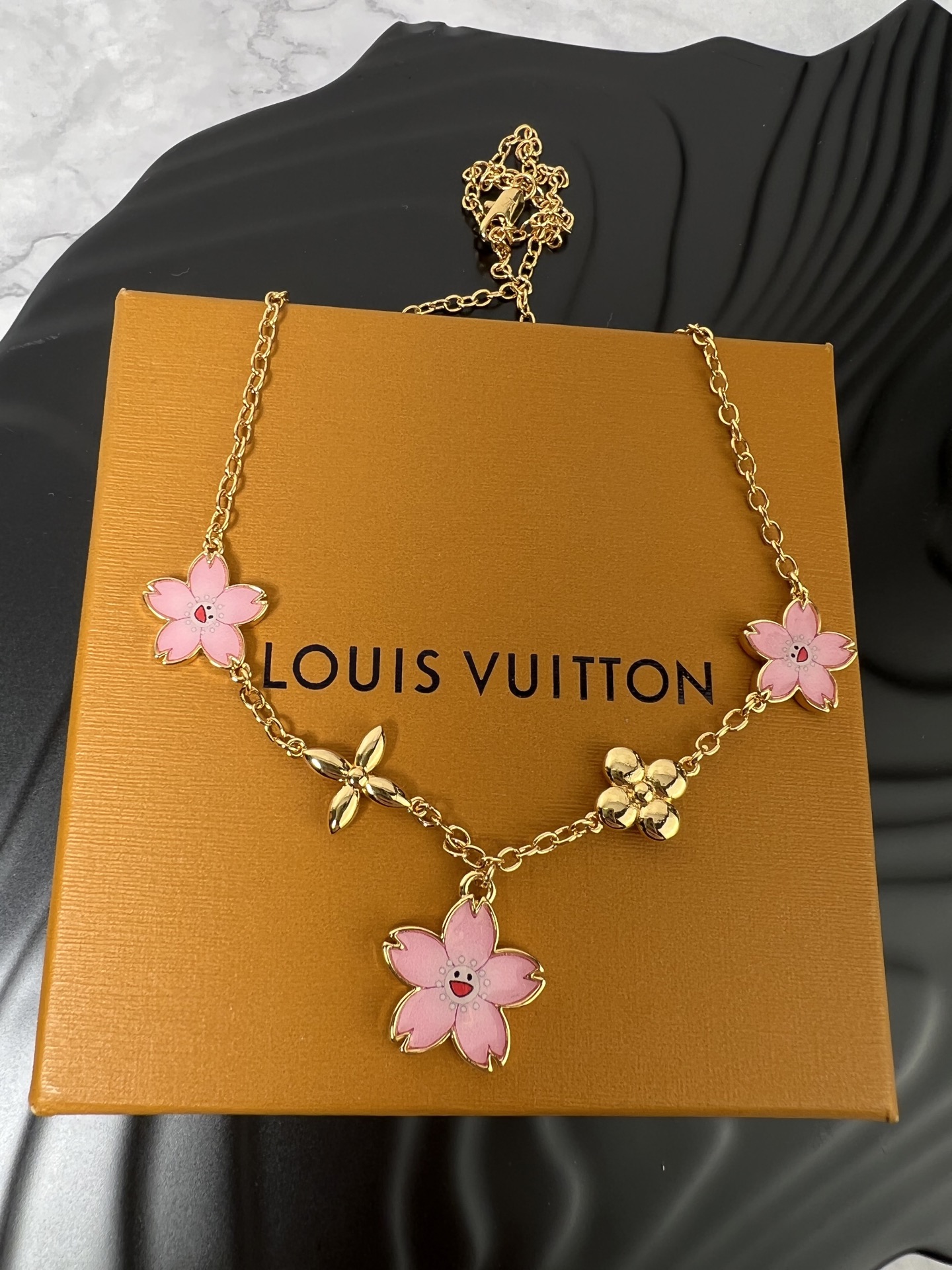  LV 项链
