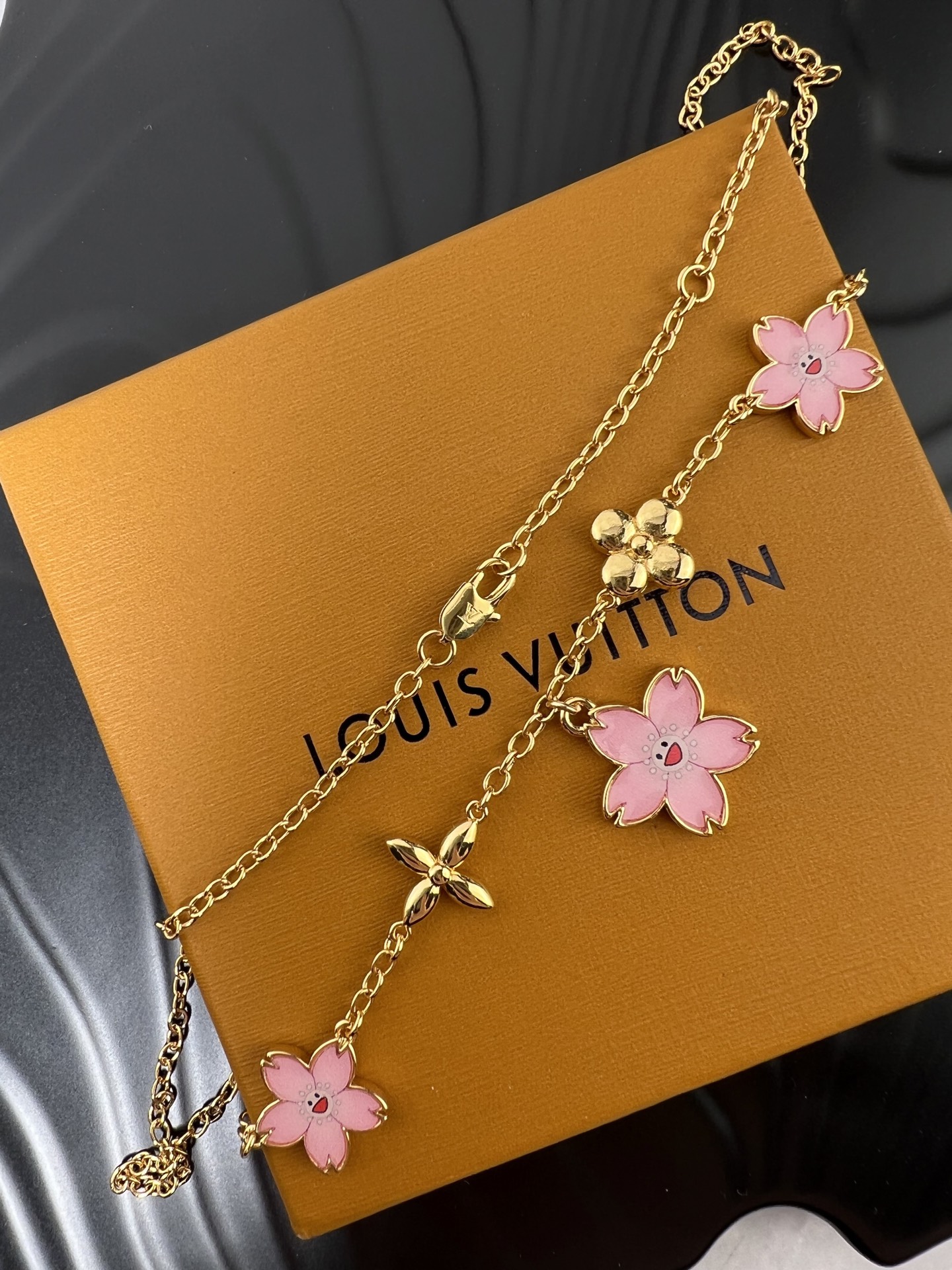  LV 项链