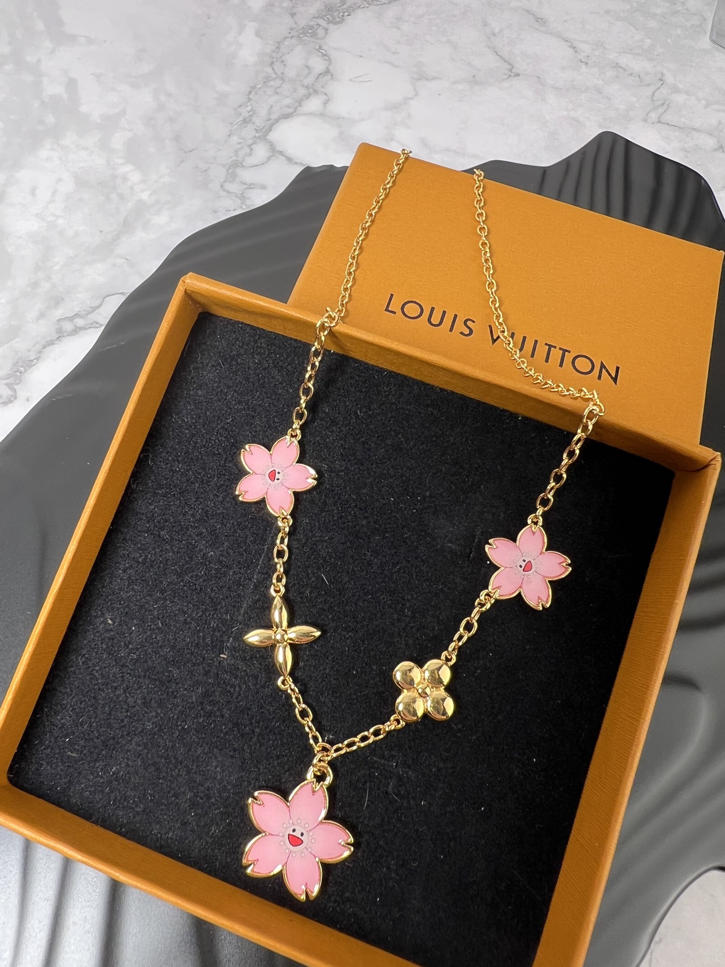  LV 项链