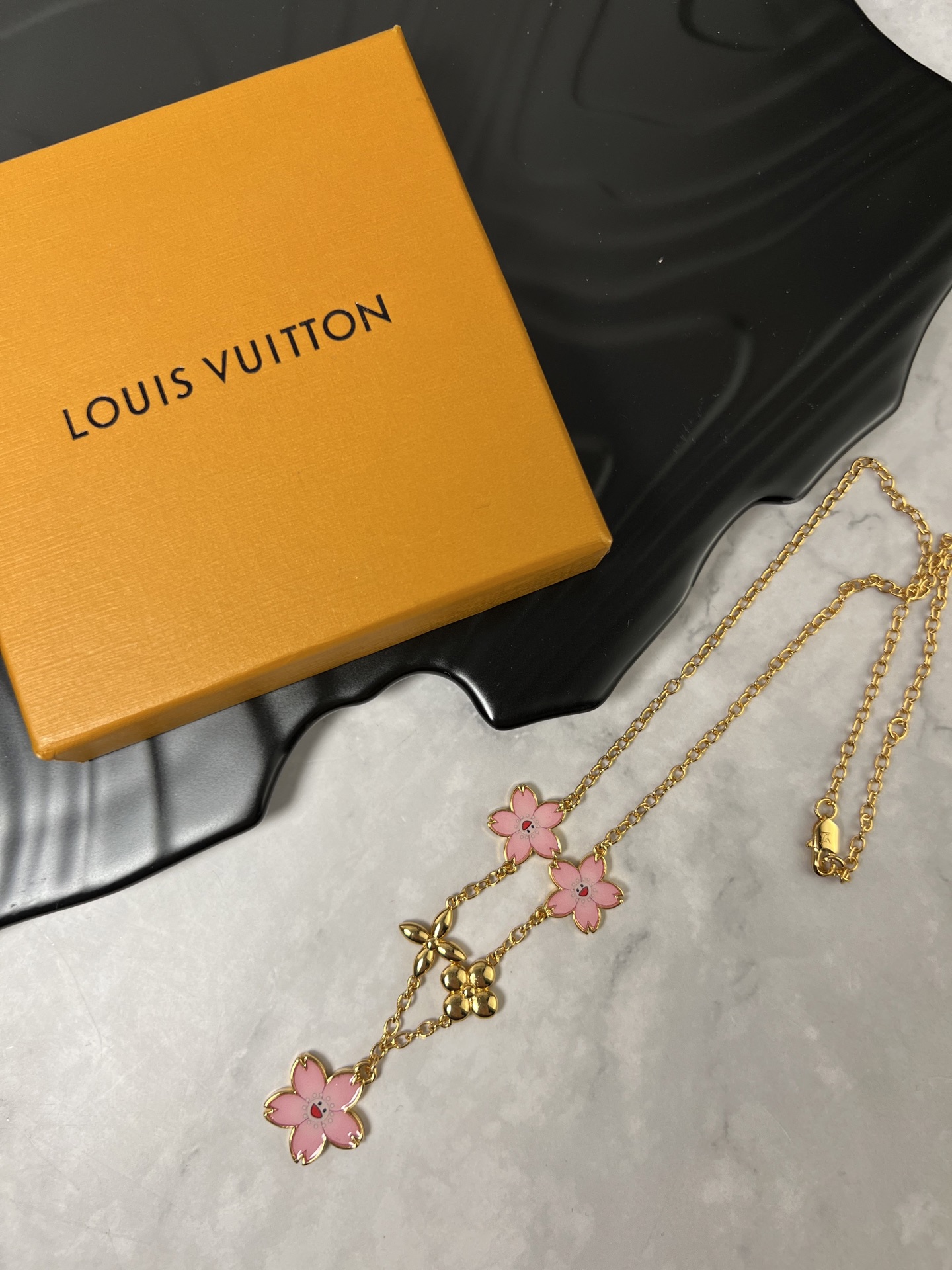  LV 项链