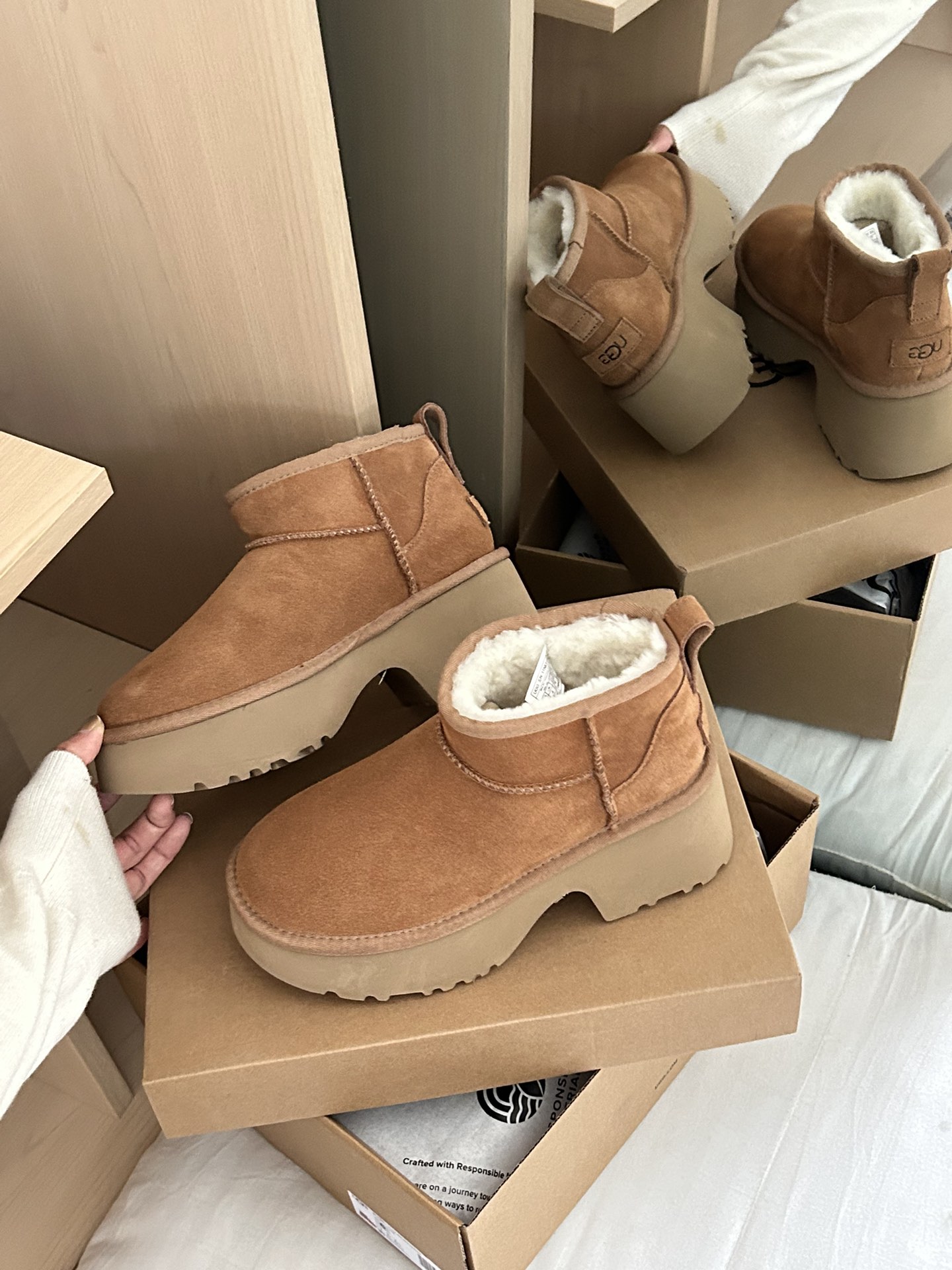 ，𝐔*g ₂₀₂₄ .厚底人鱼超短靴
24新款女士休闲舒适人鱼高跟系列 简单大方的设计 EVA大底约7c