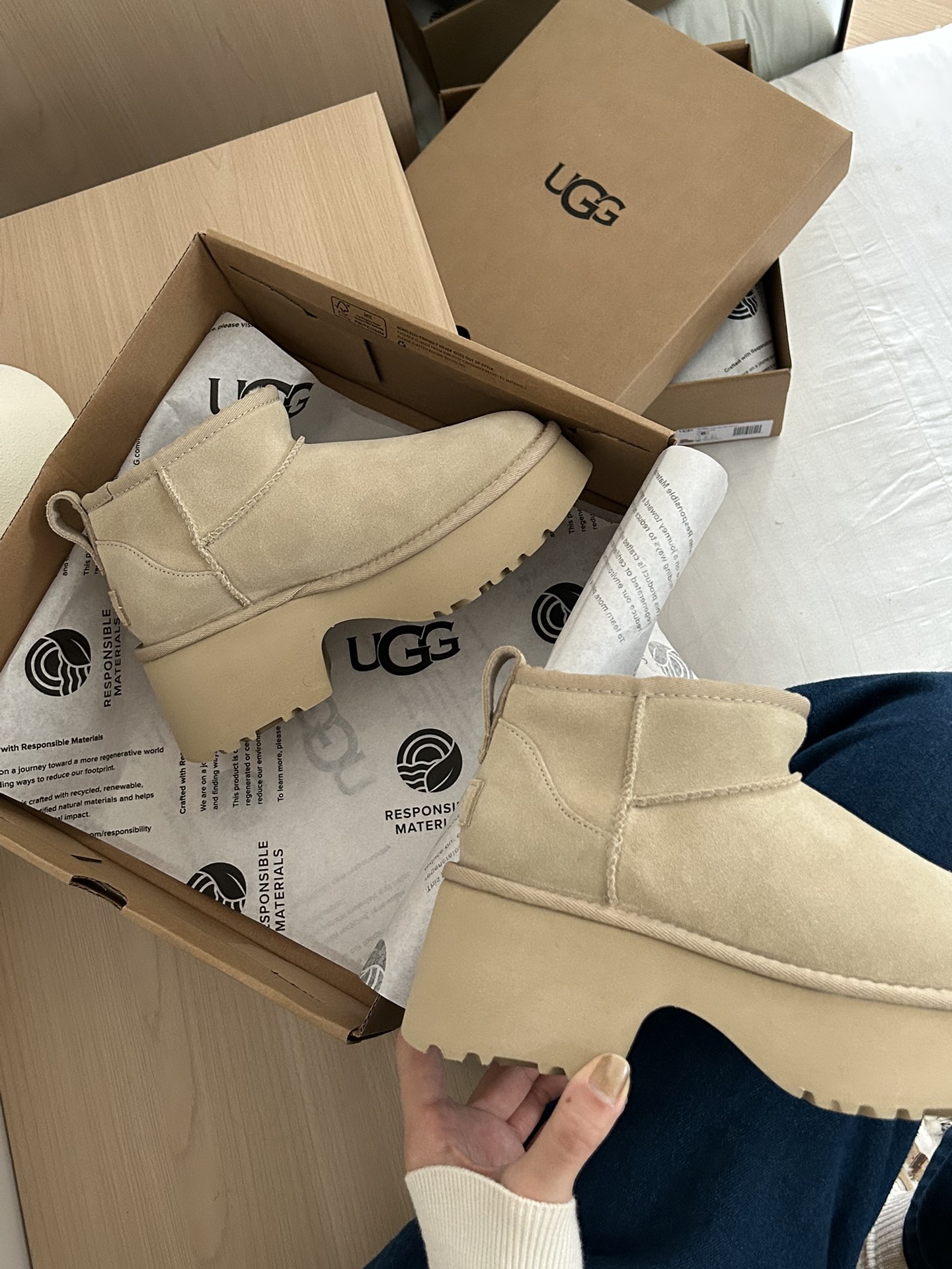 ，𝐔*g ₂₀₂₄ .厚底人鱼超短靴
24新款女士休闲舒适人鱼高跟系列 简单大方的设计 EVA大底约7c