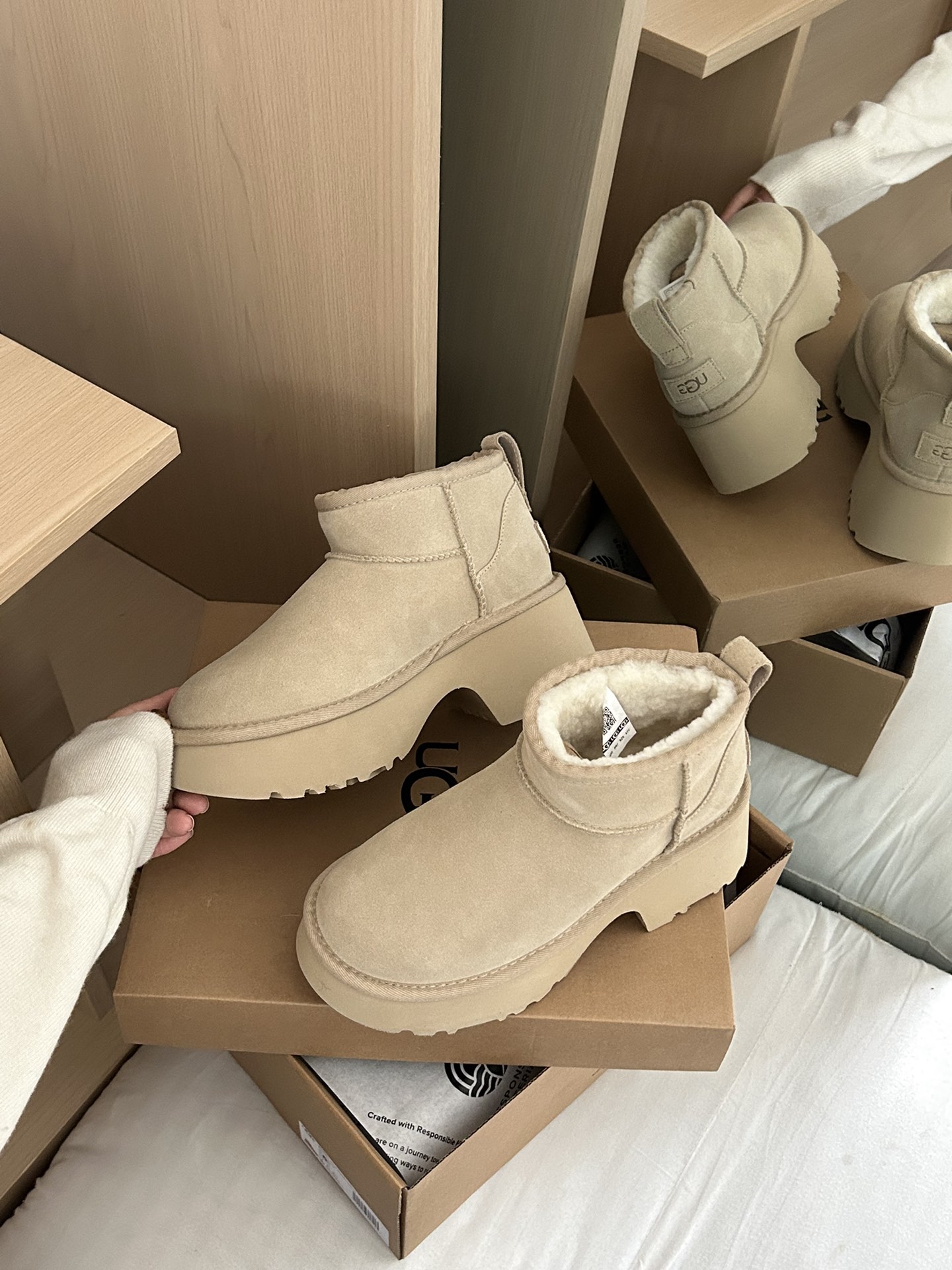 ，𝐔*g ₂₀₂₄ .厚底人鱼超短靴
24新款女士休闲舒适人鱼高跟系列 简单大方的设计 EVA大底约7c