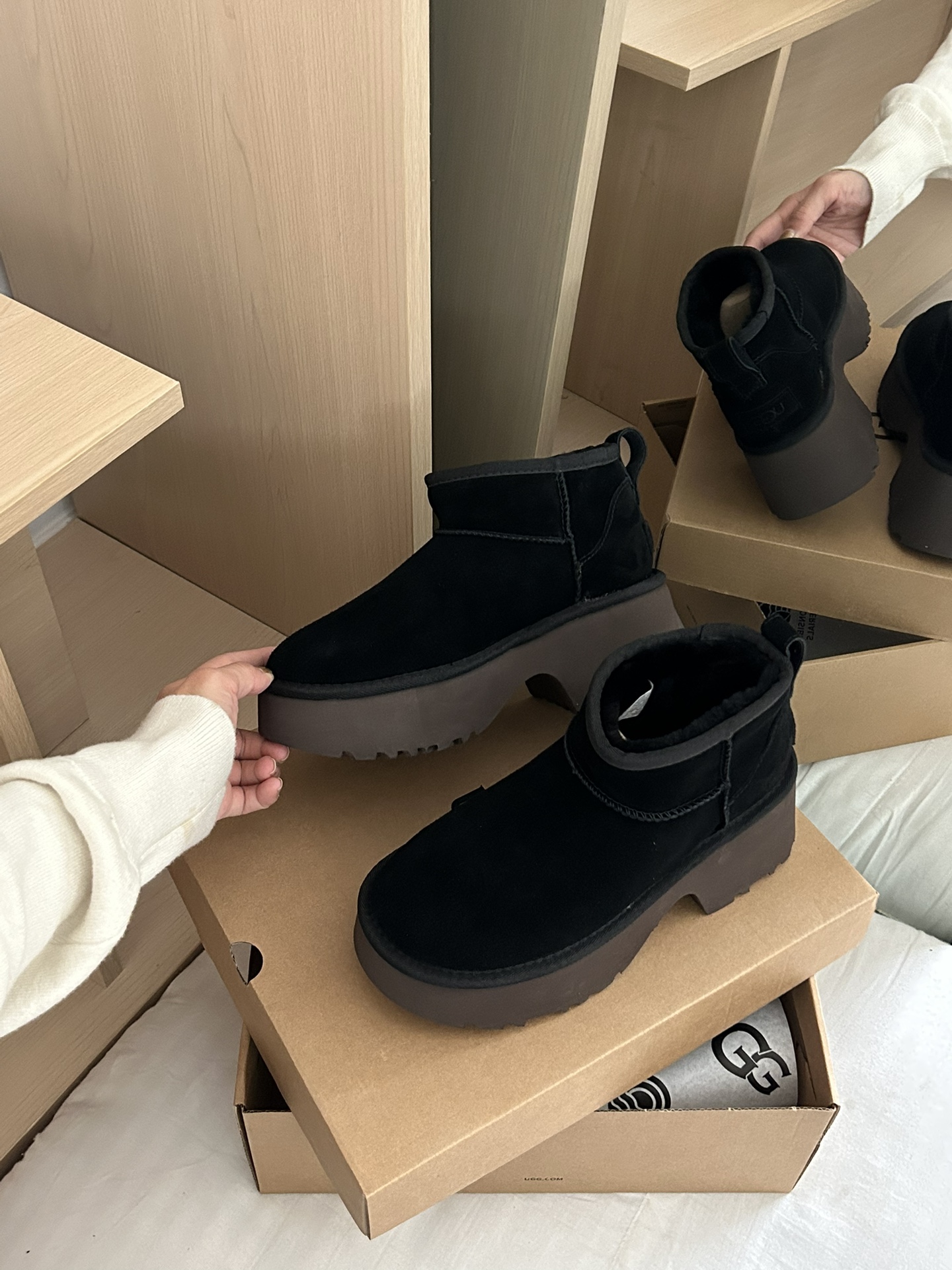 ，𝐔*g ₂₀₂₄ .厚底人鱼超短靴
24新款女士休闲舒适人鱼高跟系列 简单大方的设计 EVA大底约7c