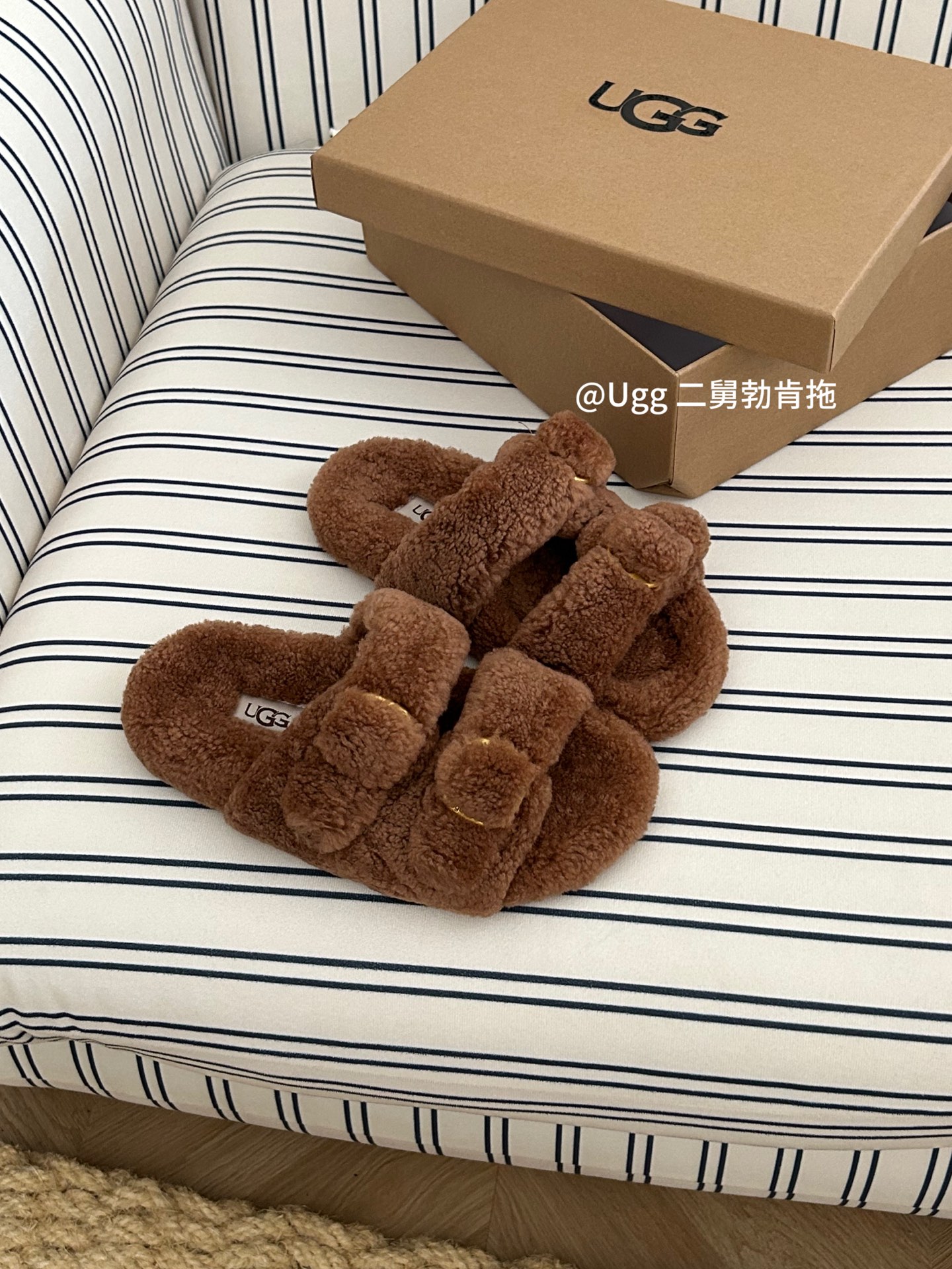 UGG新款二舅博肯拖鞋一款韩系穿搭的款+泰迪羊毛 三色：米色。咖色。灰色。码数：35-40码！