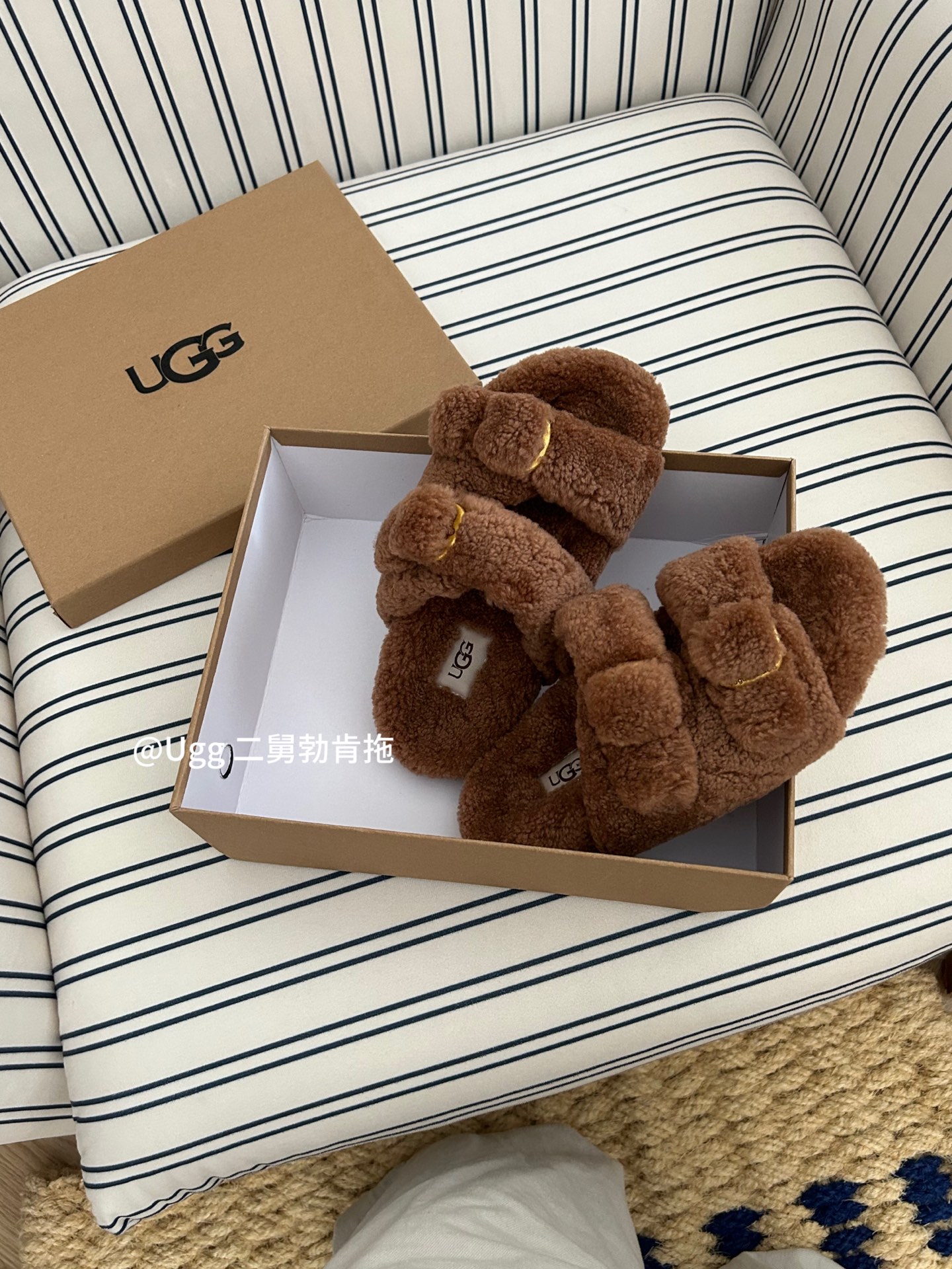 UGG新款二舅博肯拖鞋一款韩系穿搭的款+泰迪羊毛 三色：米色。咖色。灰色。码数：35-40码！