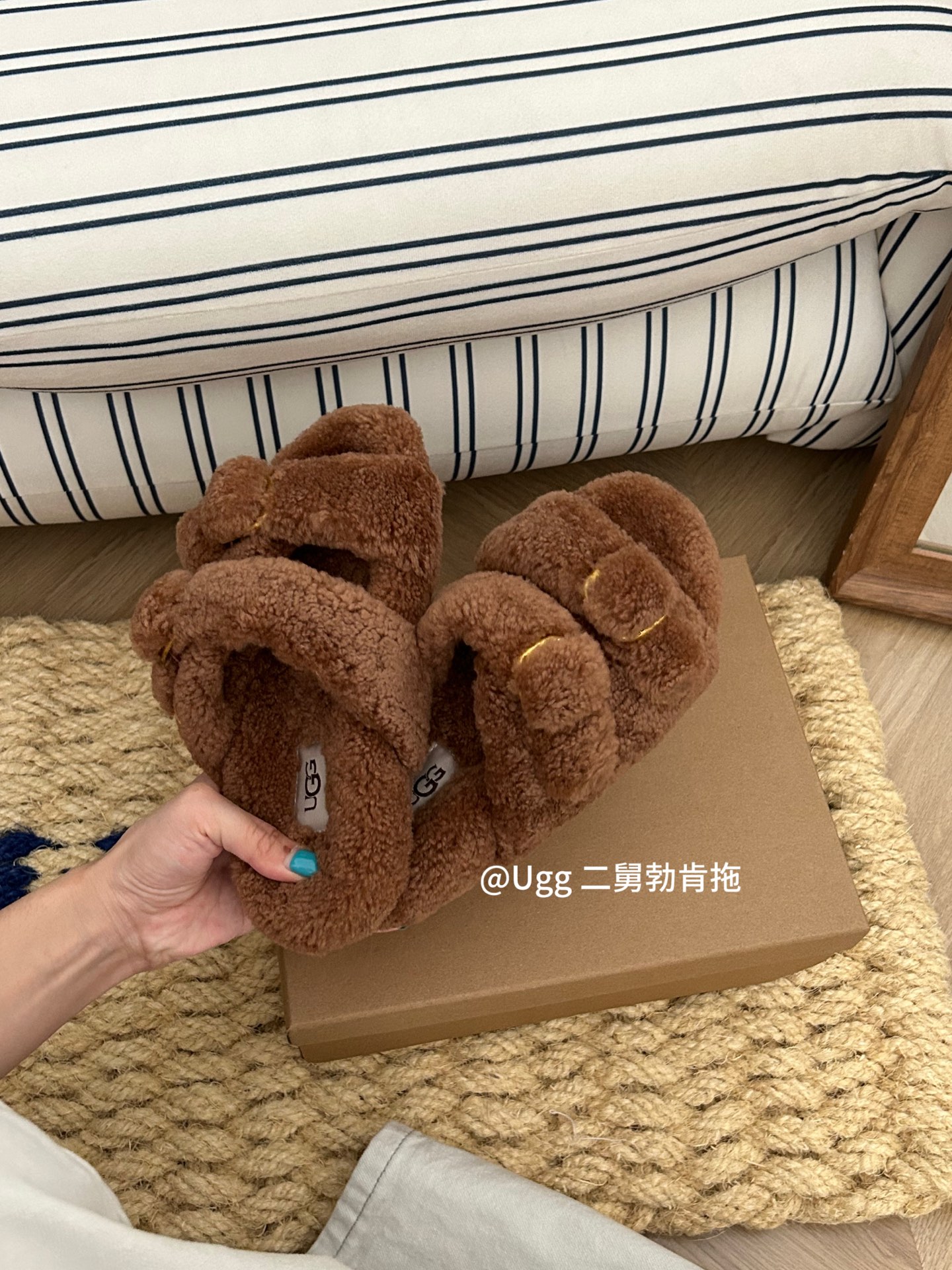 UGG新款二舅博肯拖鞋一款韩系穿搭的款+泰迪羊毛 三色：米色。咖色。灰色。码数：35-40码！