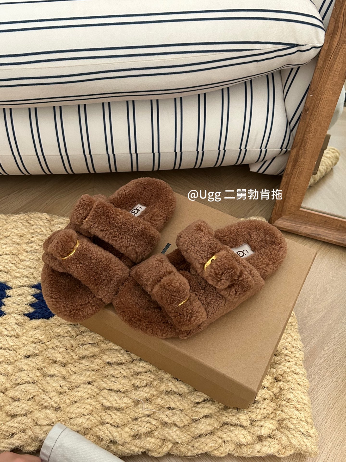 UGG新款二舅博肯拖鞋一款韩系穿搭的款+泰迪羊毛 三色：米色。咖色。灰色。码数：35-40码！