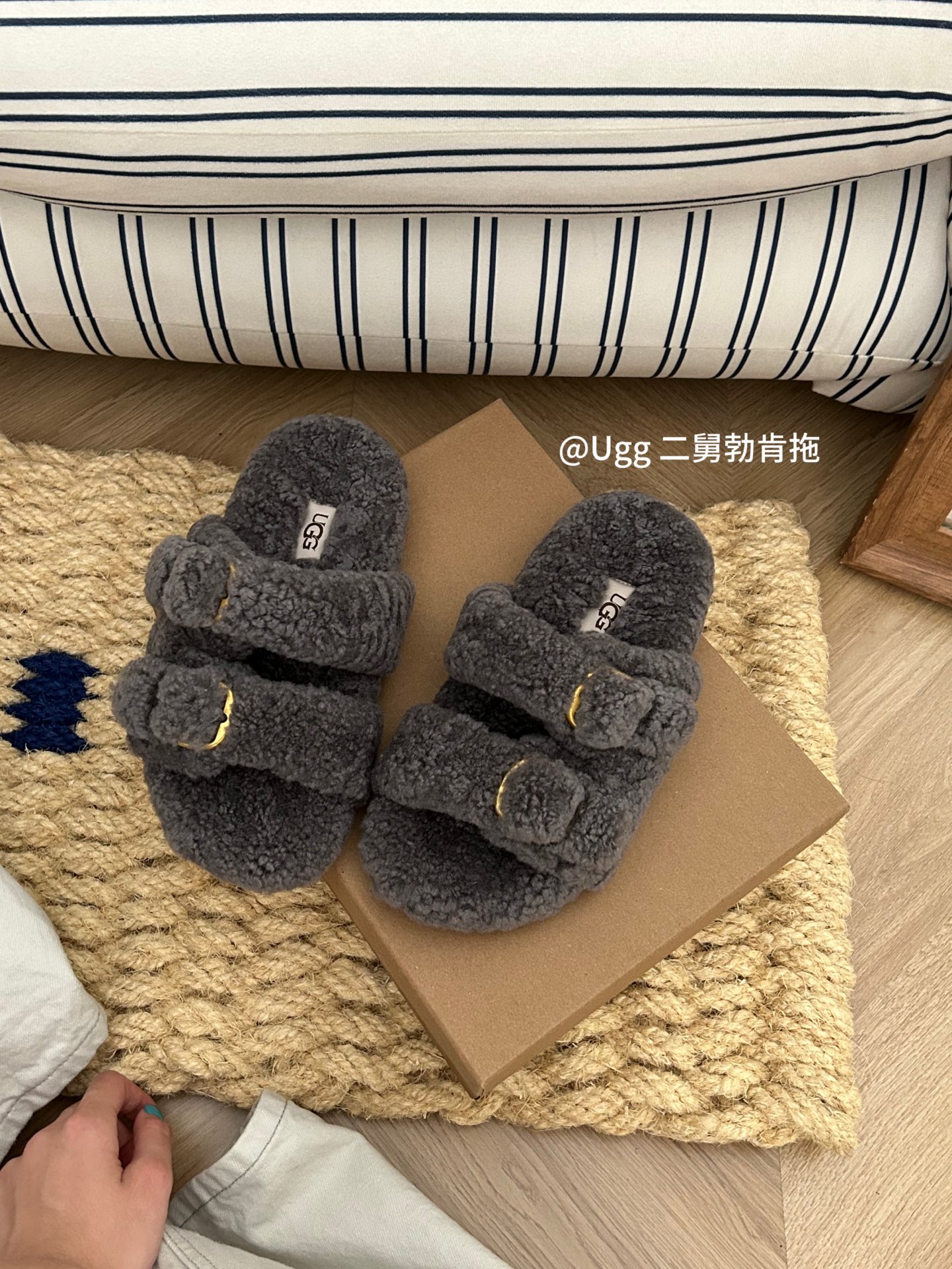 UGG新款二舅博肯拖鞋一款韩系穿搭的款+泰迪羊毛 三色：米色。咖色。灰色。码数：35-40码！
