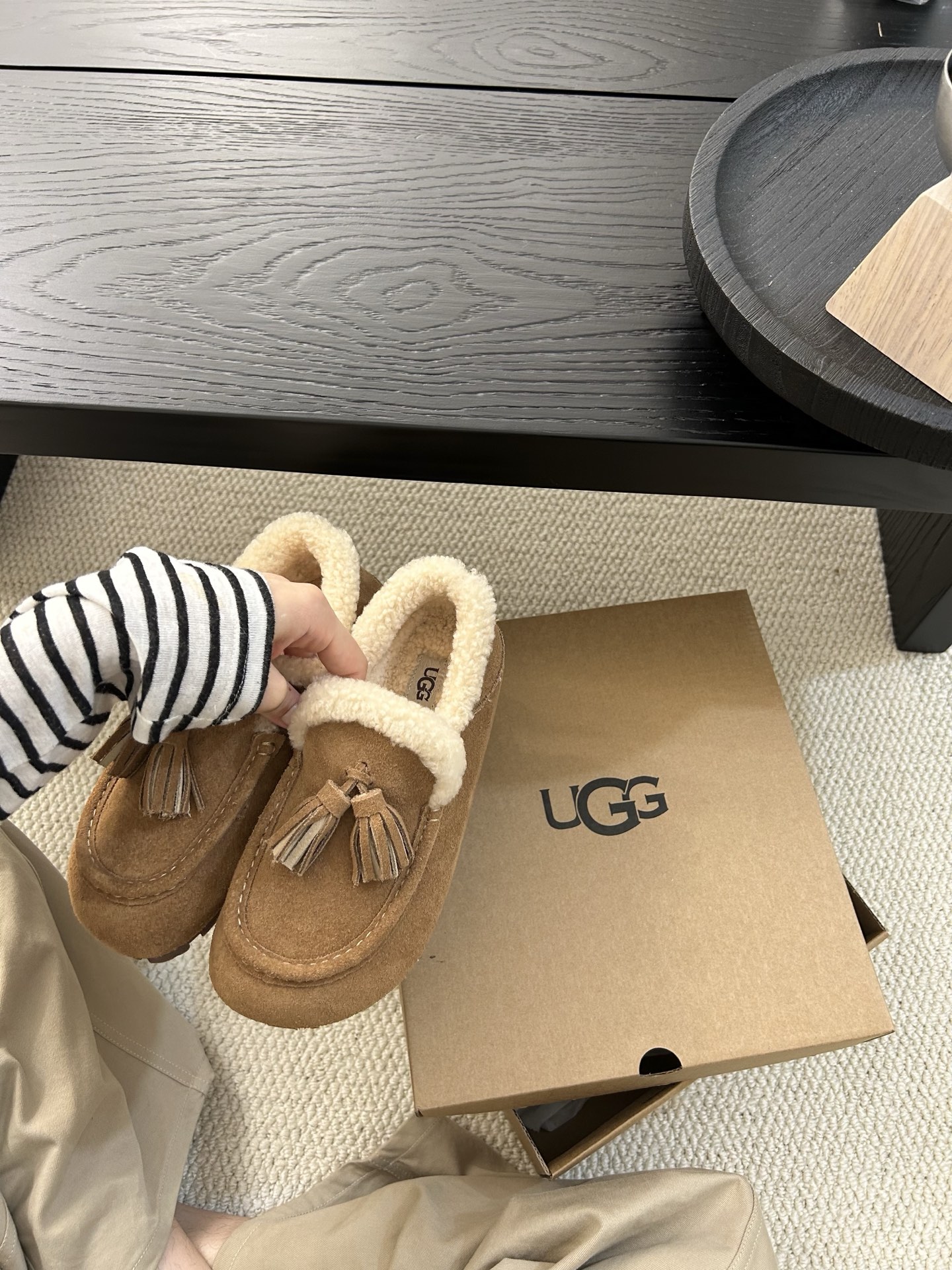 🔥UGG小红书主推款流苏乐福鞋，简约百搭 牛皮羊毛防滑底，卷毛边设计敢十足，看着暖洋洋🌞颜色：栗色。羚羊