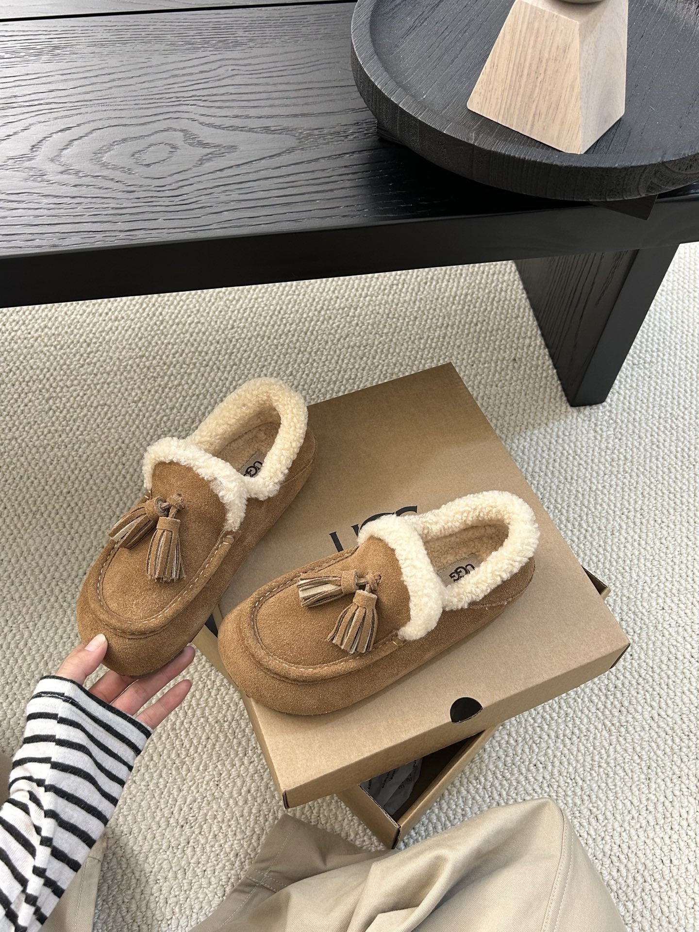 🔥UGG小红书主推款流苏乐福鞋，简约百搭 牛皮羊毛防滑底，卷毛边设计敢十足，看着暖洋洋🌞颜色：栗色。羚羊