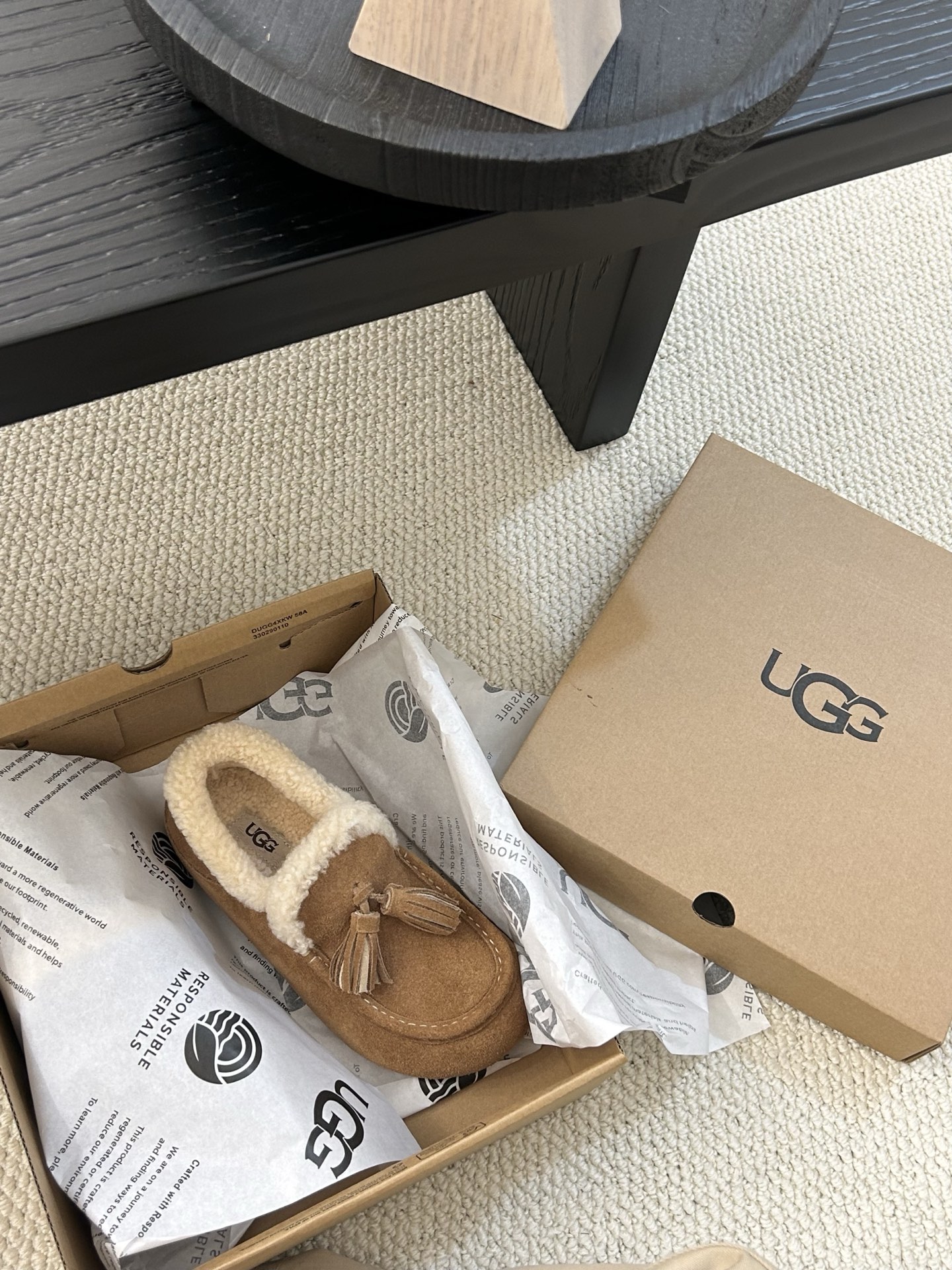 🔥UGG小红书主推款流苏乐福鞋，简约百搭 牛皮羊毛防滑底，卷毛边设计敢十足，看着暖洋洋🌞颜色：栗色。羚羊
