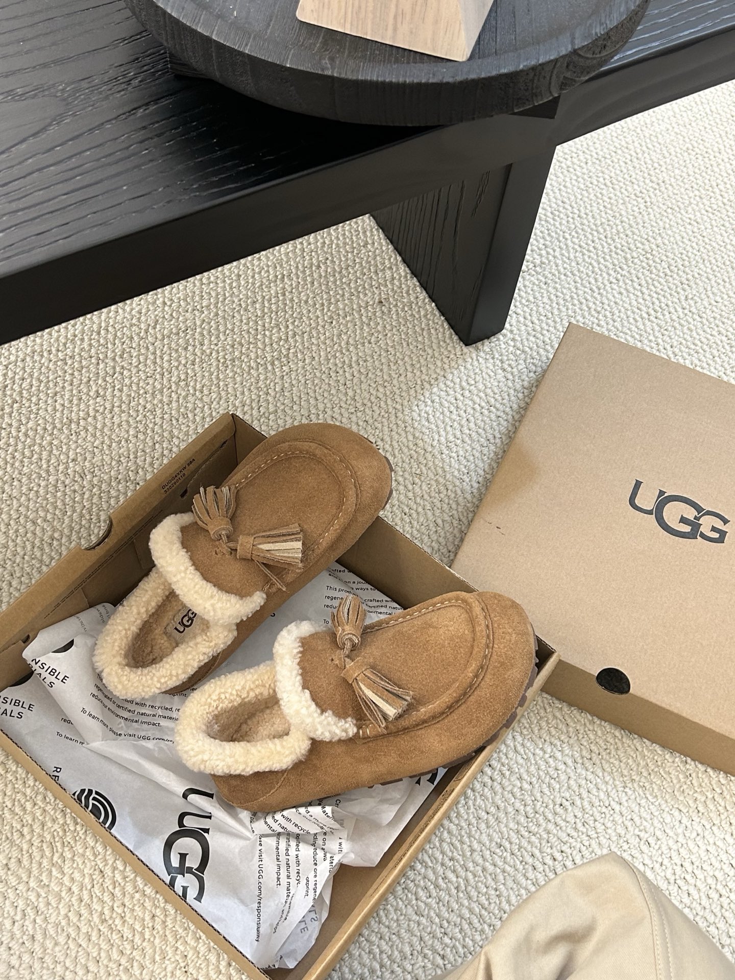 🔥UGG小红书主推款流苏乐福鞋，简约百搭 牛皮羊毛防滑底，卷毛边设计敢十足，看着暖洋洋🌞颜色：栗色。羚羊