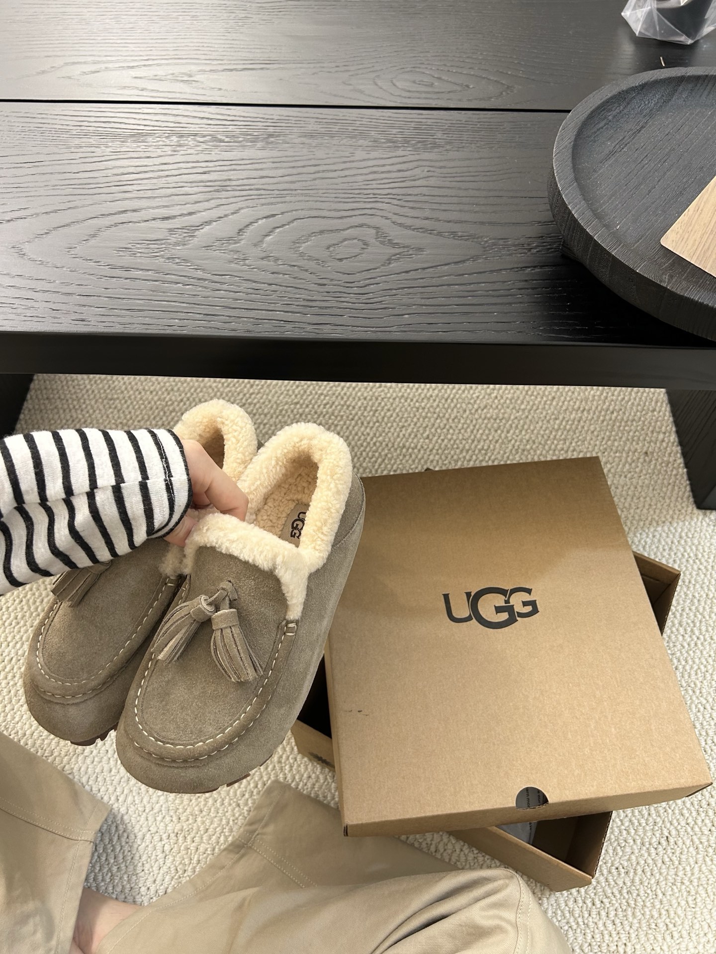 🔥UGG小红书主推款流苏乐福鞋，简约百搭 牛皮羊毛防滑底，卷毛边设计敢十足，看着暖洋洋🌞颜色：栗色。羚羊