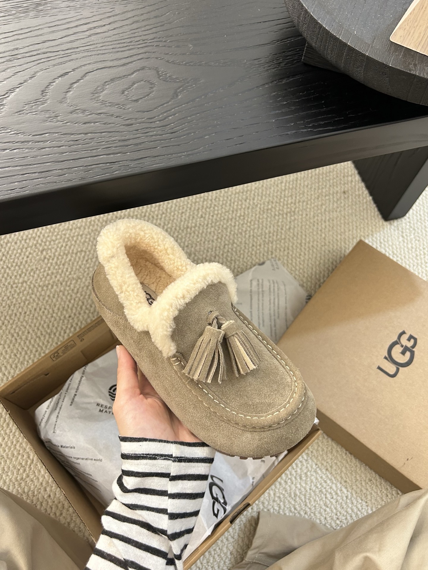 🔥UGG小红书主推款流苏乐福鞋，简约百搭 牛皮羊毛防滑底，卷毛边设计敢十足，看着暖洋洋🌞颜色：栗色。羚羊