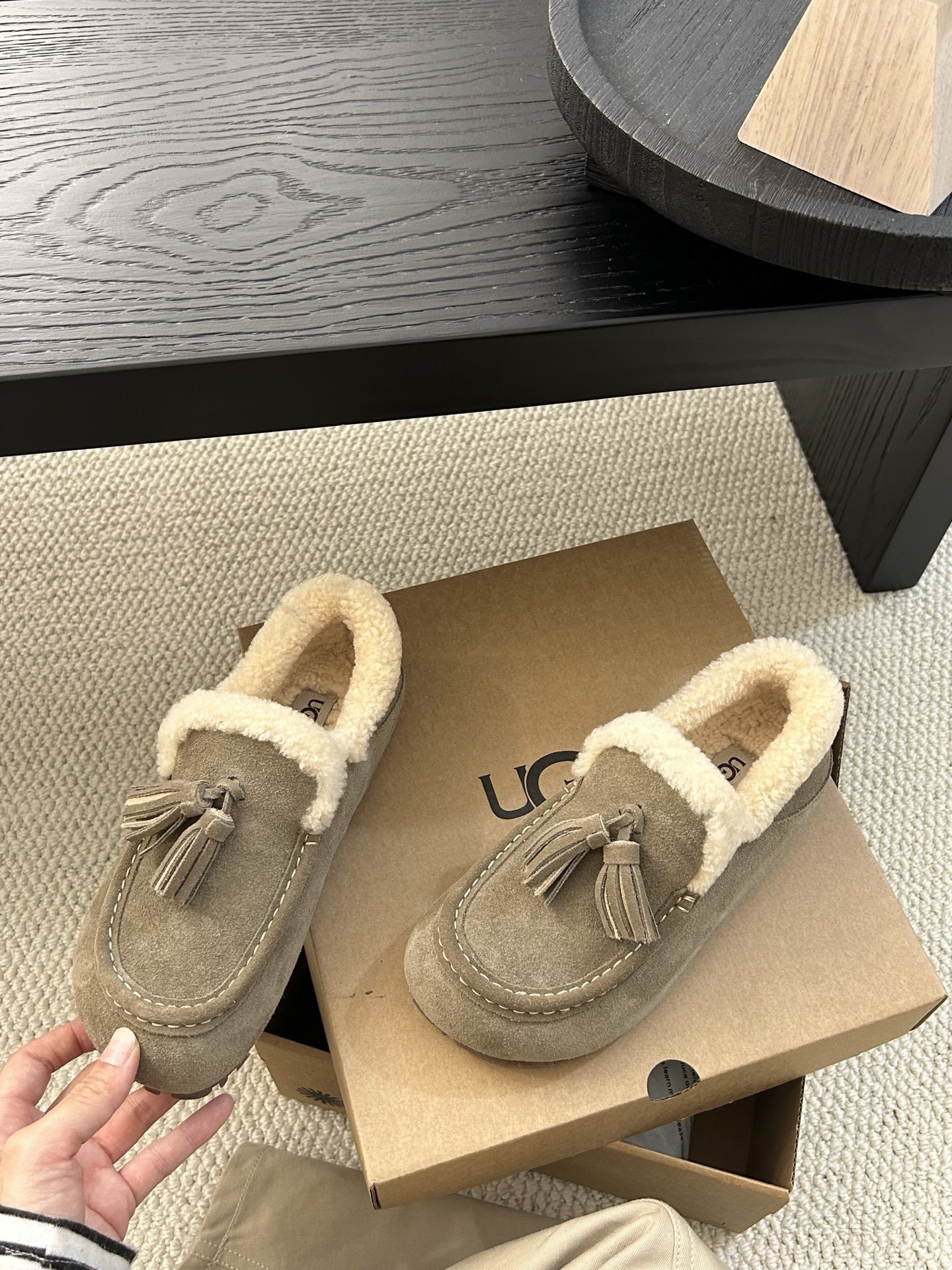 🔥UGG小红书主推款流苏乐福鞋，简约百搭 牛皮羊毛防滑底，卷毛边设计敢十足，看着暖洋洋🌞颜色：栗色。羚羊