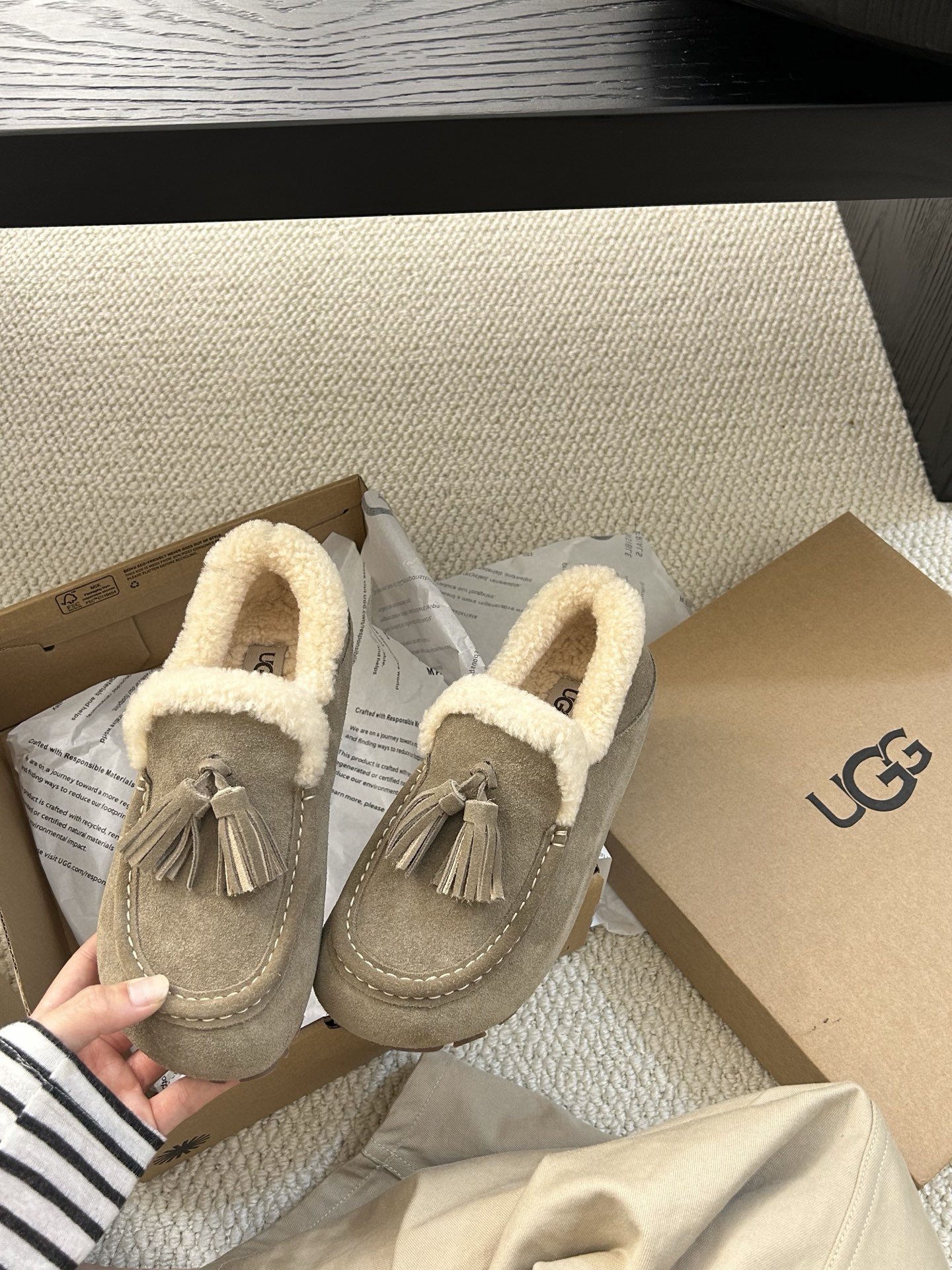 🔥UGG小红书主推款流苏乐福鞋，简约百搭 牛皮羊毛防滑底，卷毛边设计敢十足，看着暖洋洋🌞颜色：栗色。羚羊